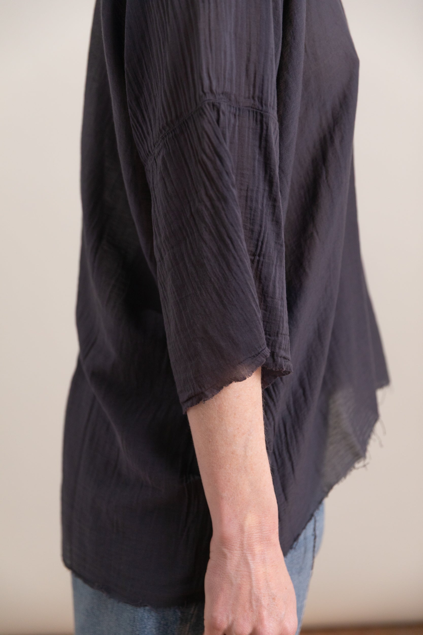 OVERSIZED TOP IN FADED BLACK