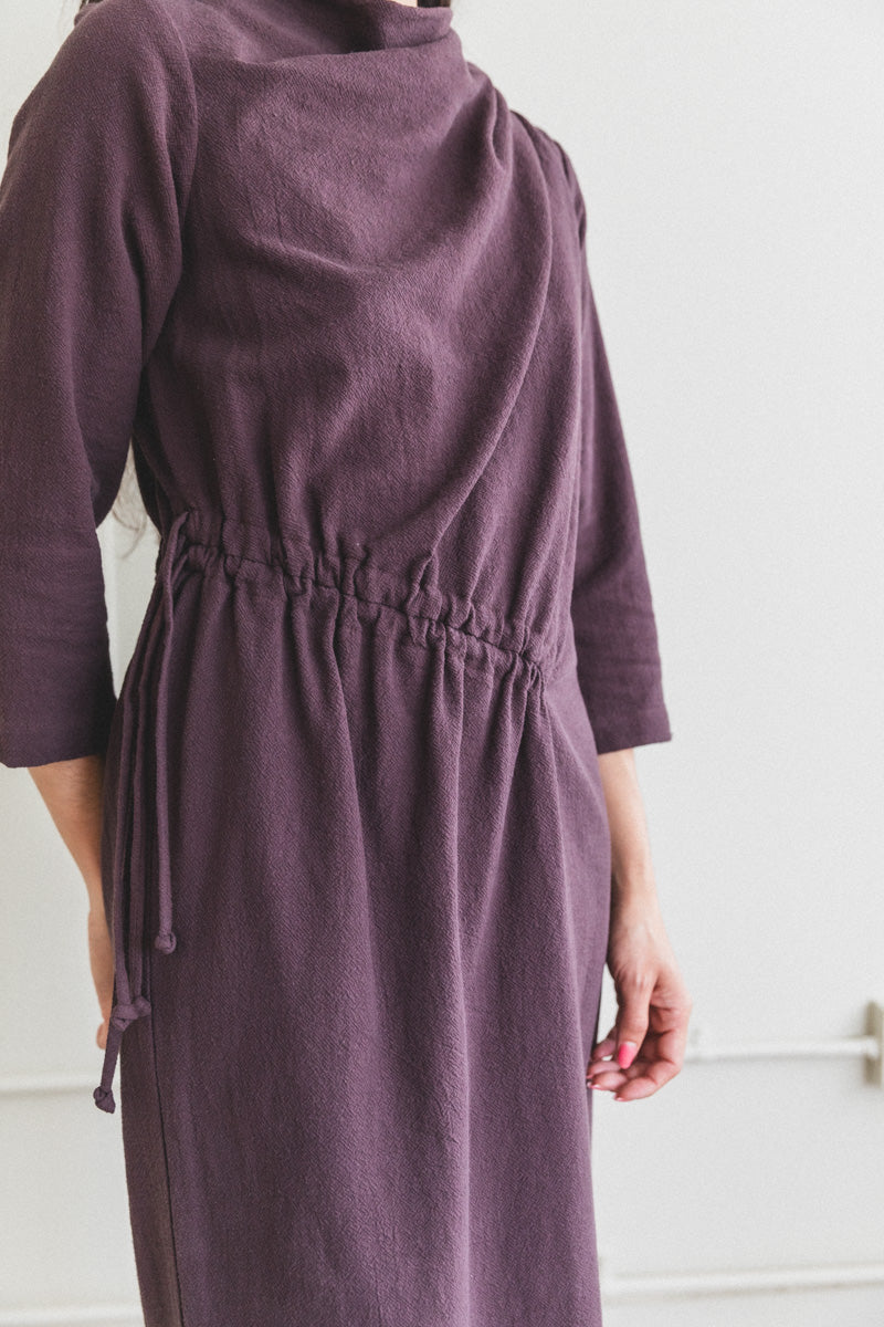 RUCHED DRESS IN PLUM