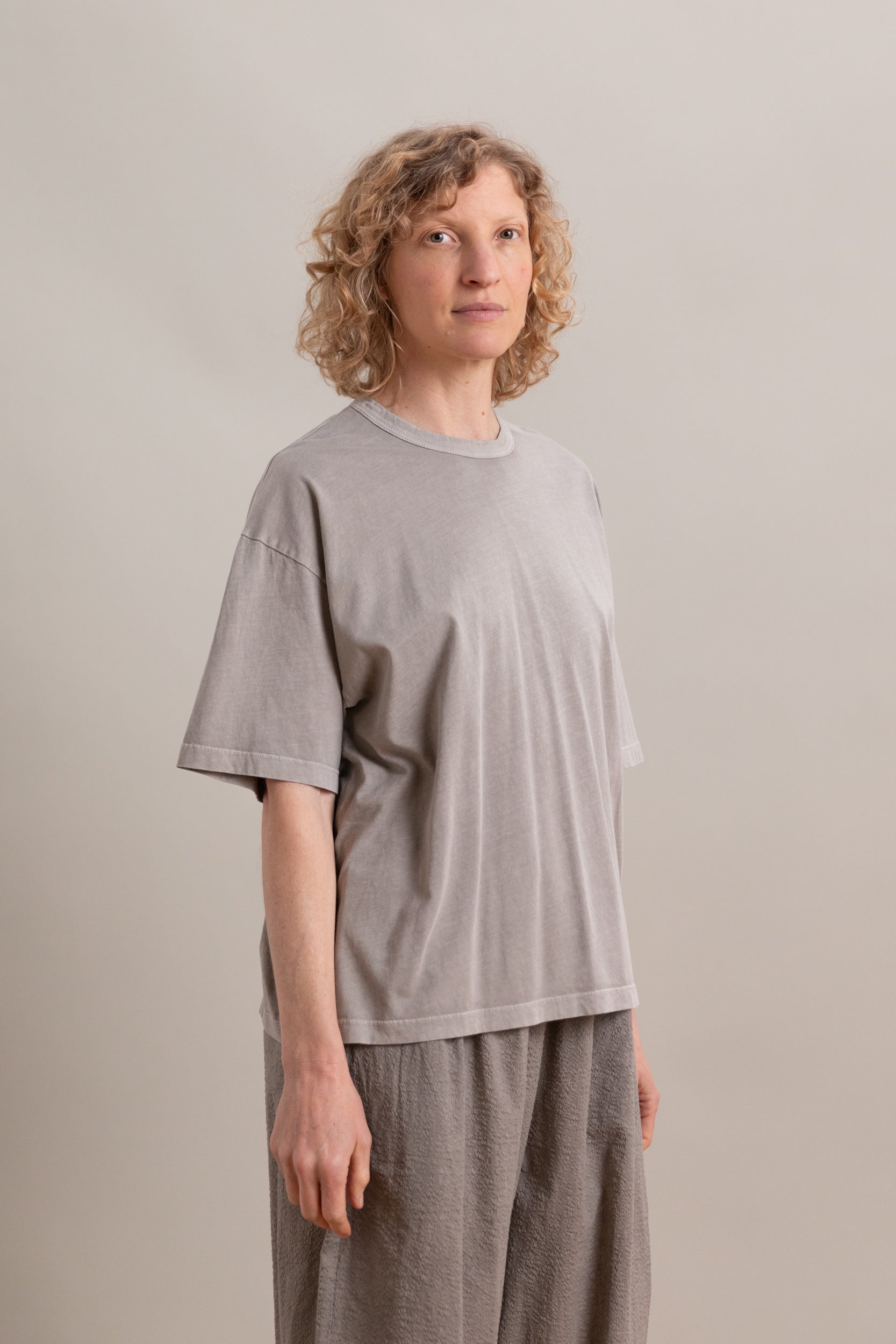 WIDE SHORT SLEEVE TEE IN GREY