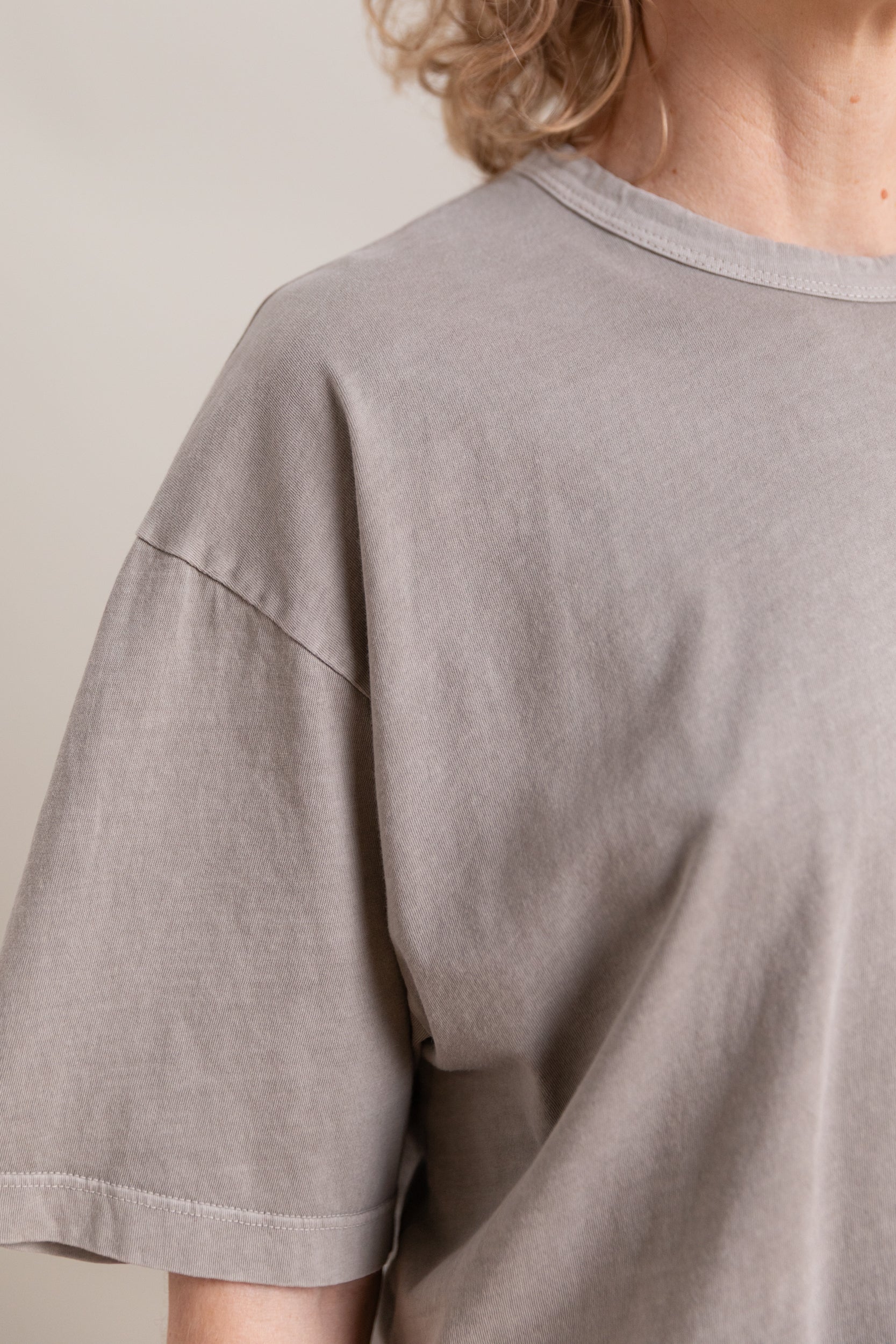 WIDE SHORT SLEEVE TEE IN GREY