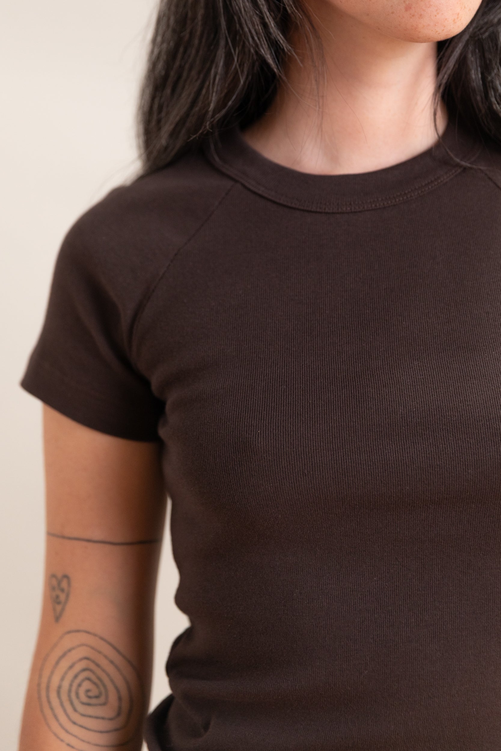 QUINCE SHORT SLEEVE T-SHIRT IN LOAM FINE RIB JERSEY