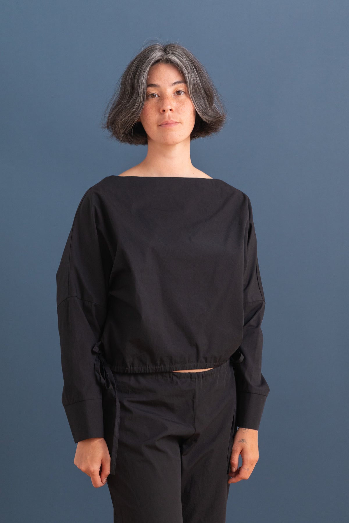 CUFF TOP IN BLACK COTTON POPLIN