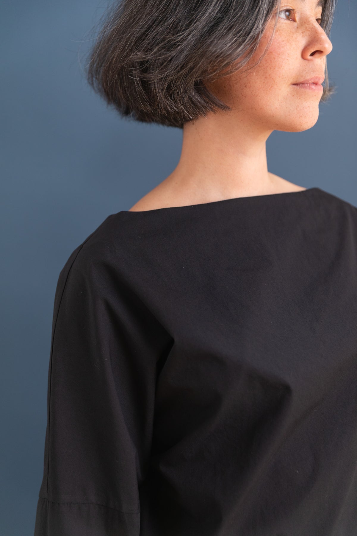 CUFF TOP IN BLACK COTTON POPLIN