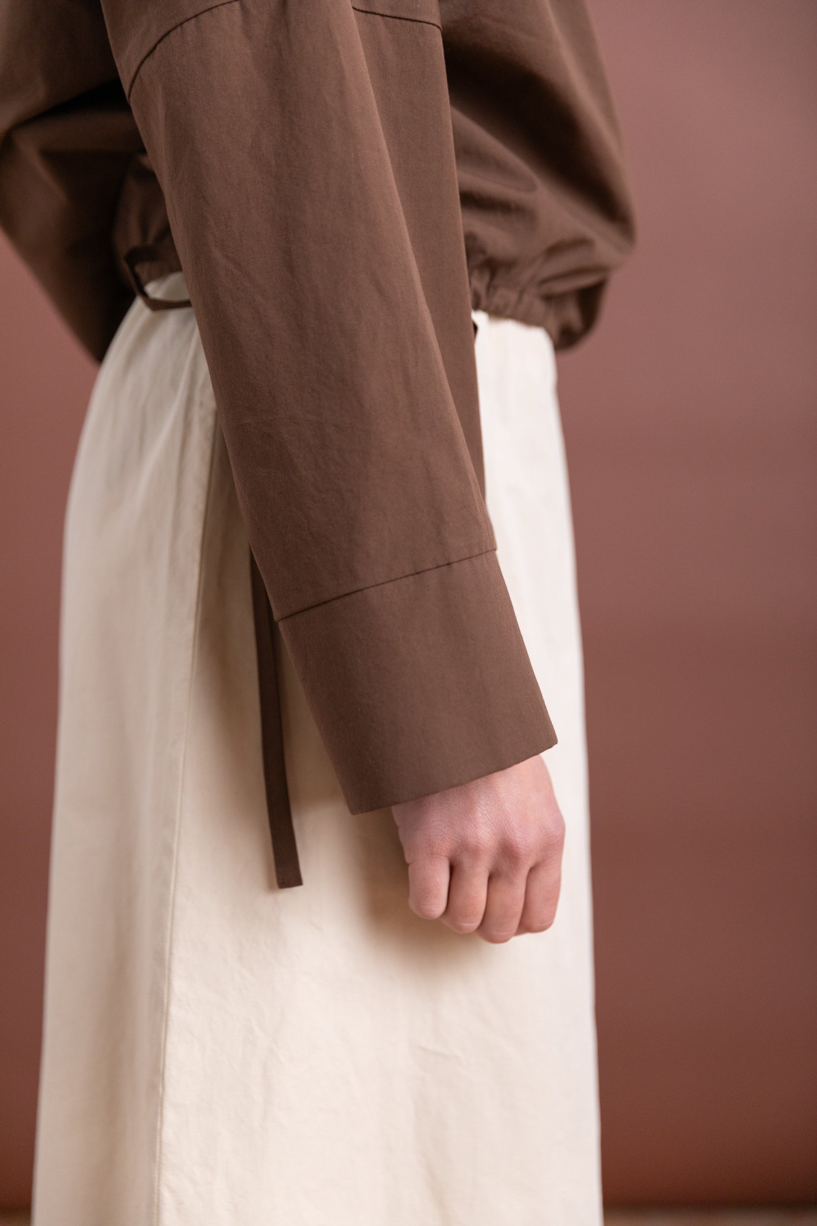 CUFF TOP IN CHOCOLATE COTTON POPLIN