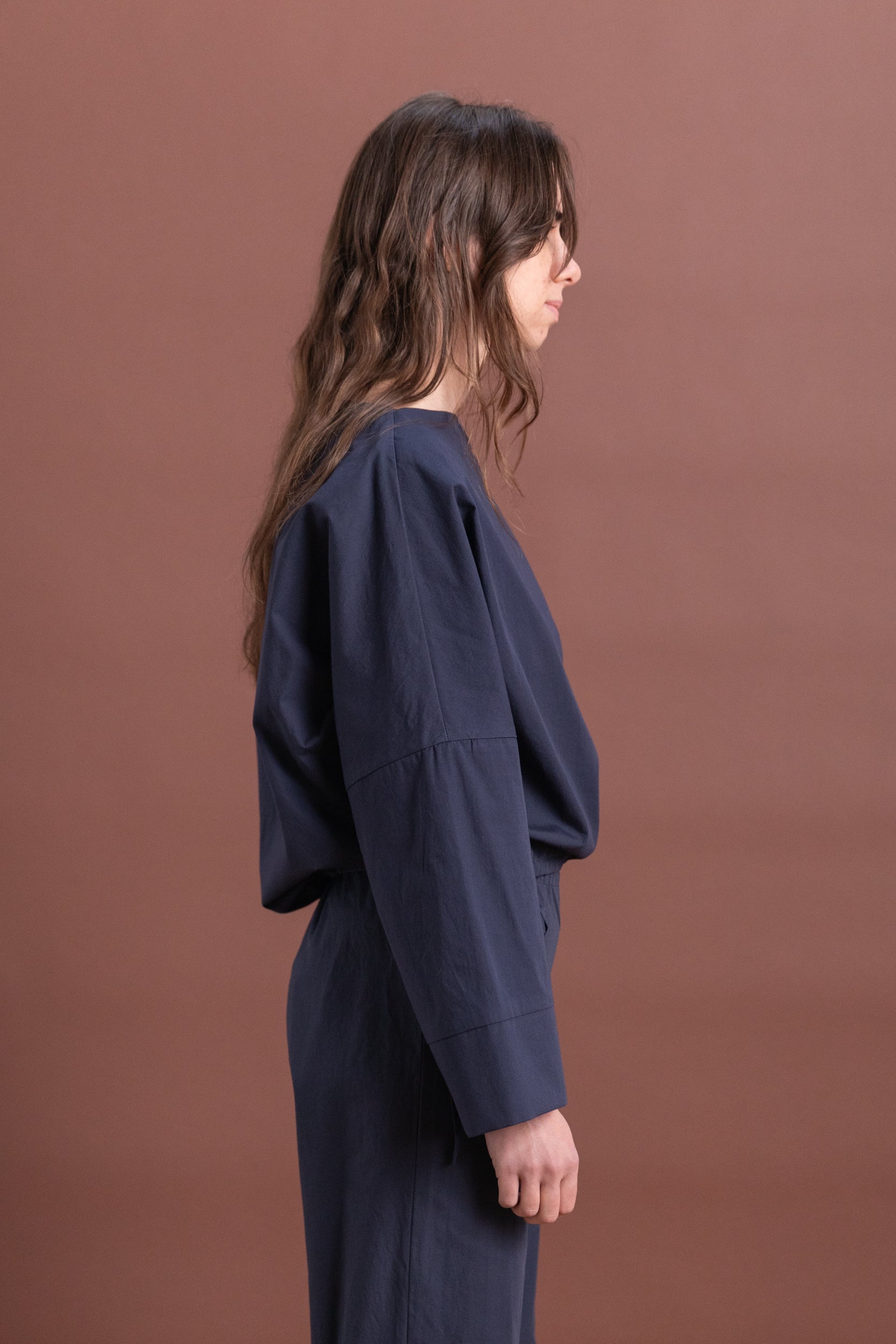 CUFF TOP IN NAVY COTTON POPLIN