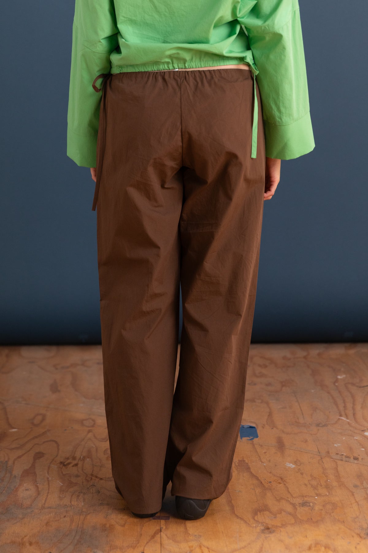 TIE PANTS IN CHOCOLATE COTTON POPLIN
