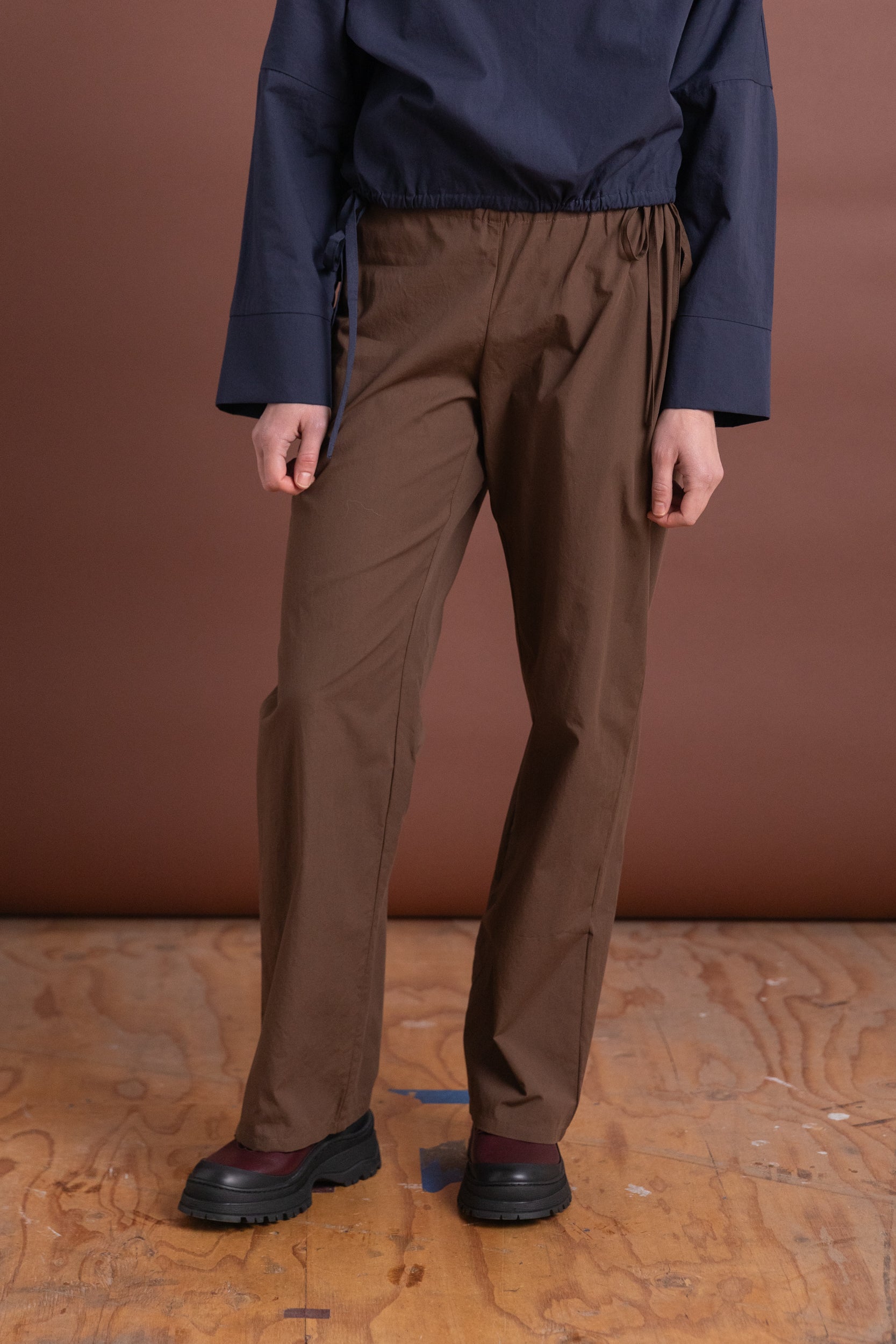 TIE PANTS IN CHOCOLATE COTTON POPLIN