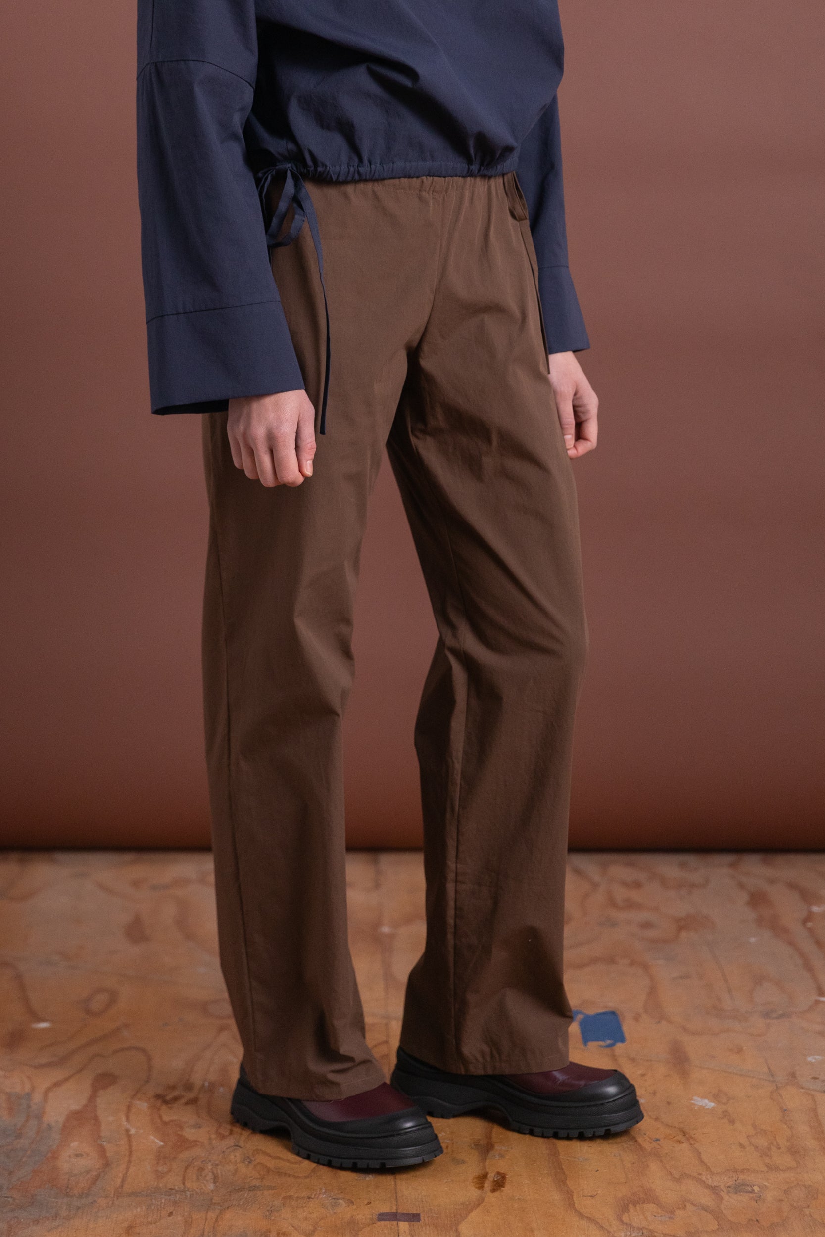TIE PANTS IN CHOCOLATE COTTON POPLIN