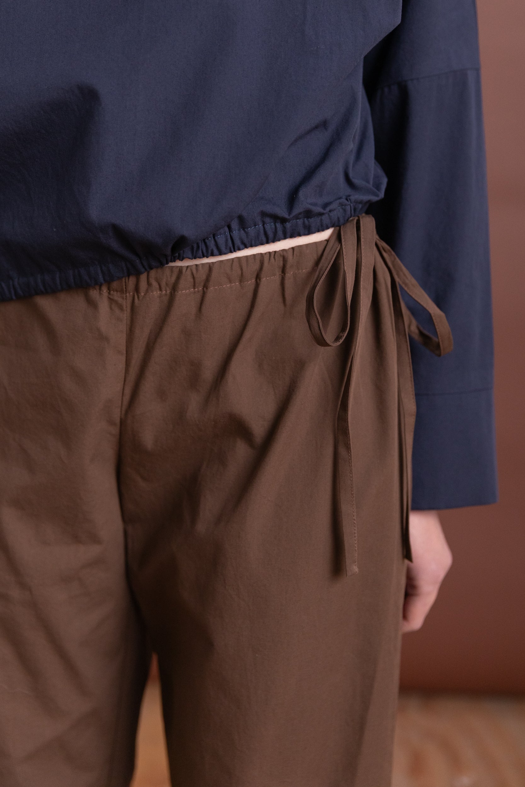 TIE PANTS IN CHOCOLATE COTTON POPLIN