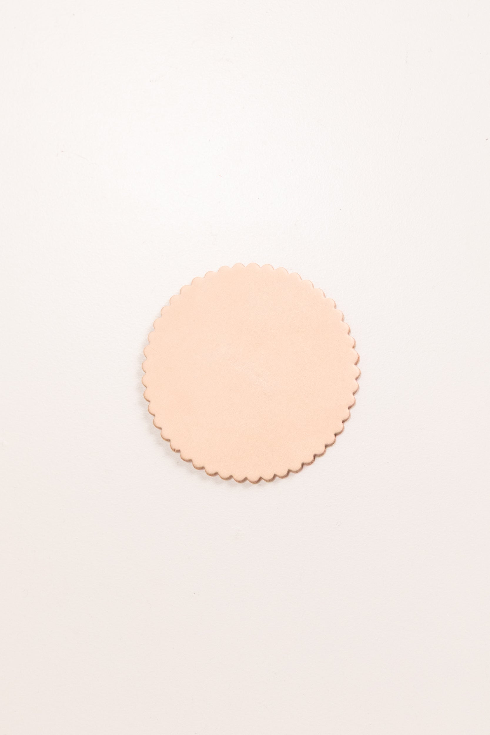 BISCUIT COASTER IN VEG TAN LEATHER