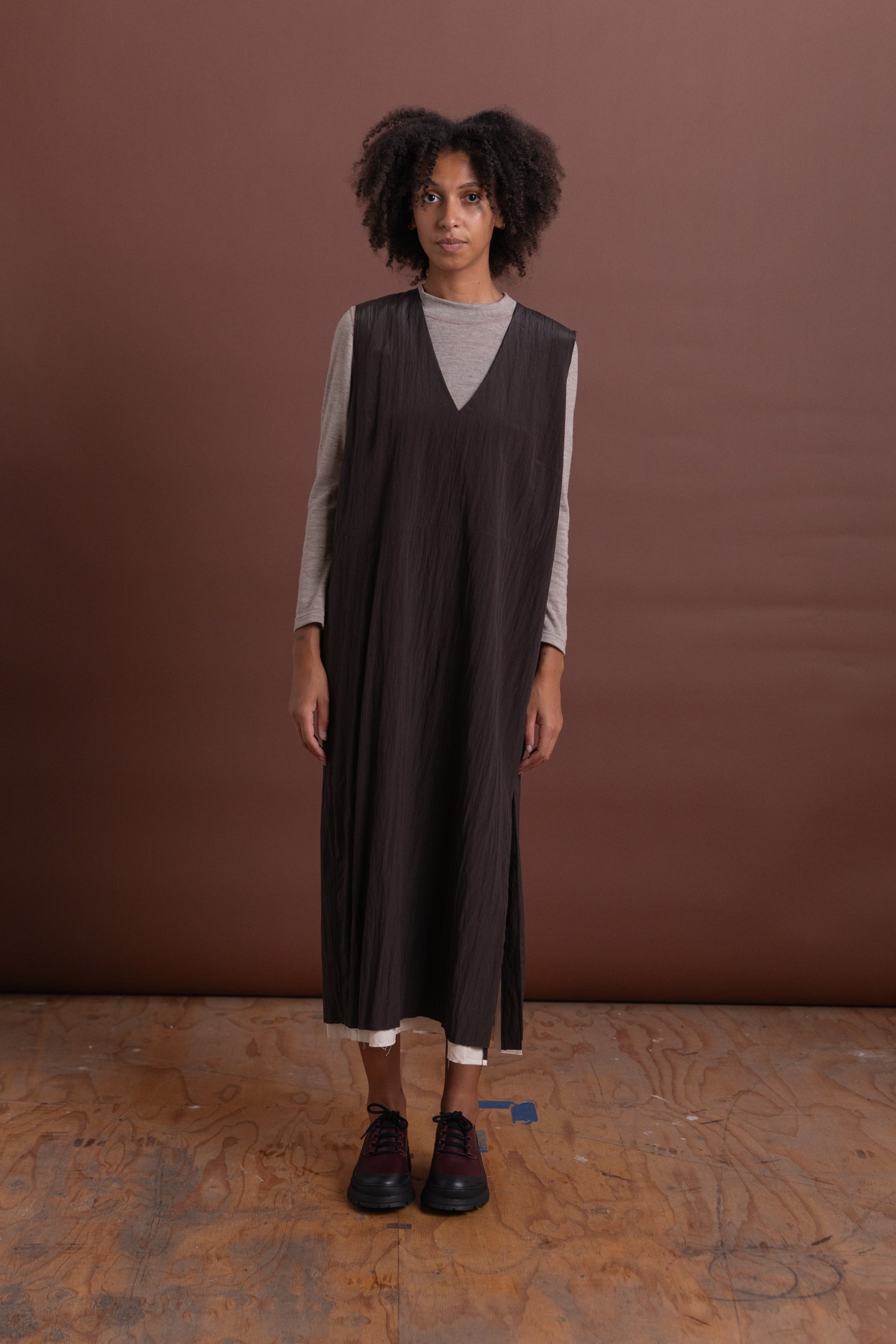 V-NECK DRESS IN BROWN