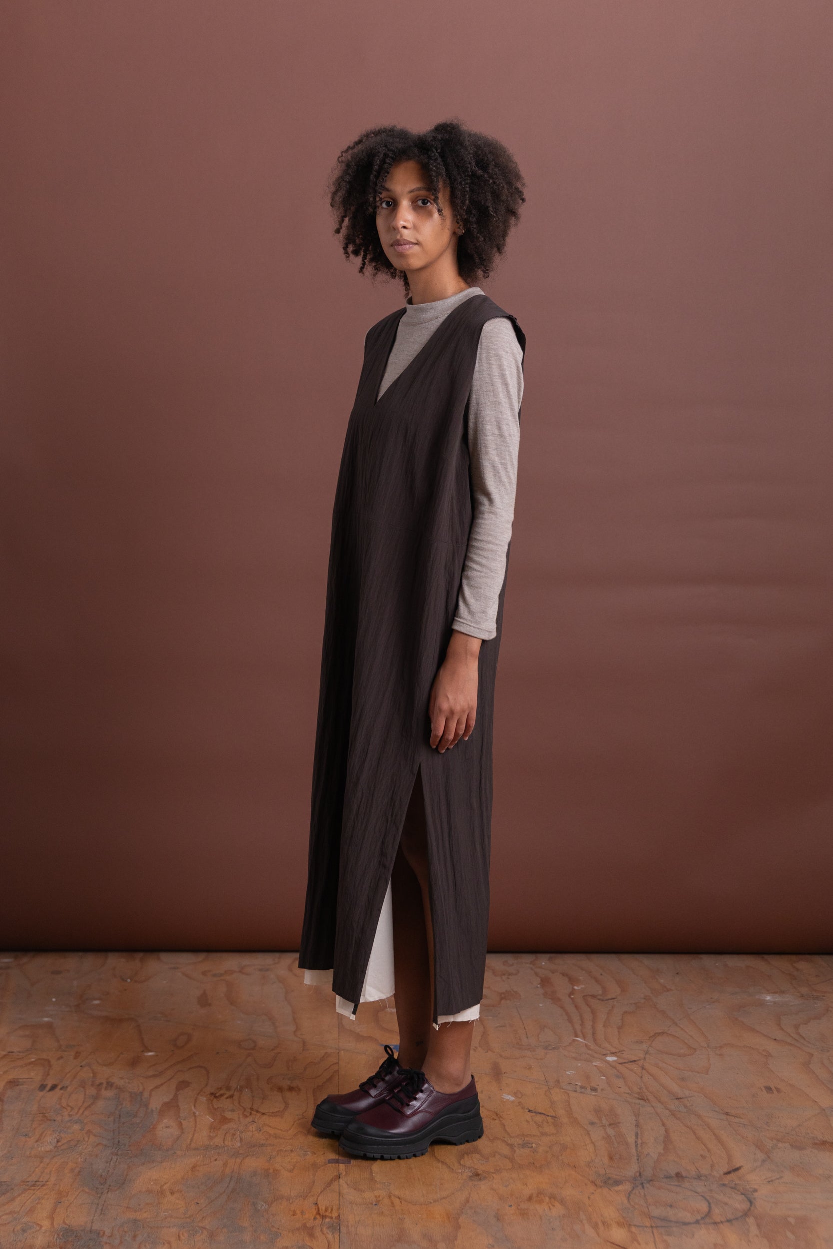 V-NECK DRESS IN BROWN