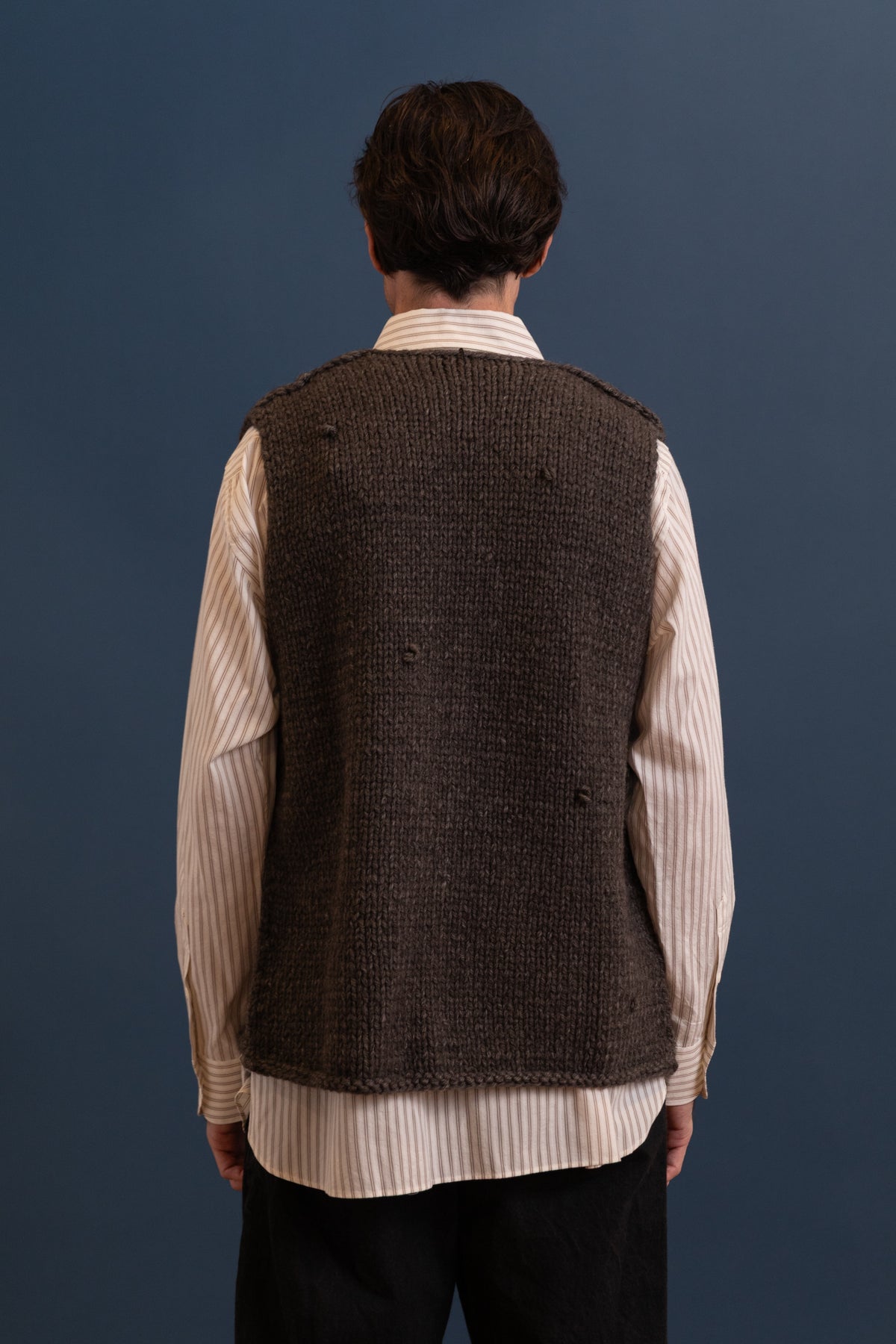 V-NECK BUTTON SPENCER IN NATURAL BROWN MELANGE