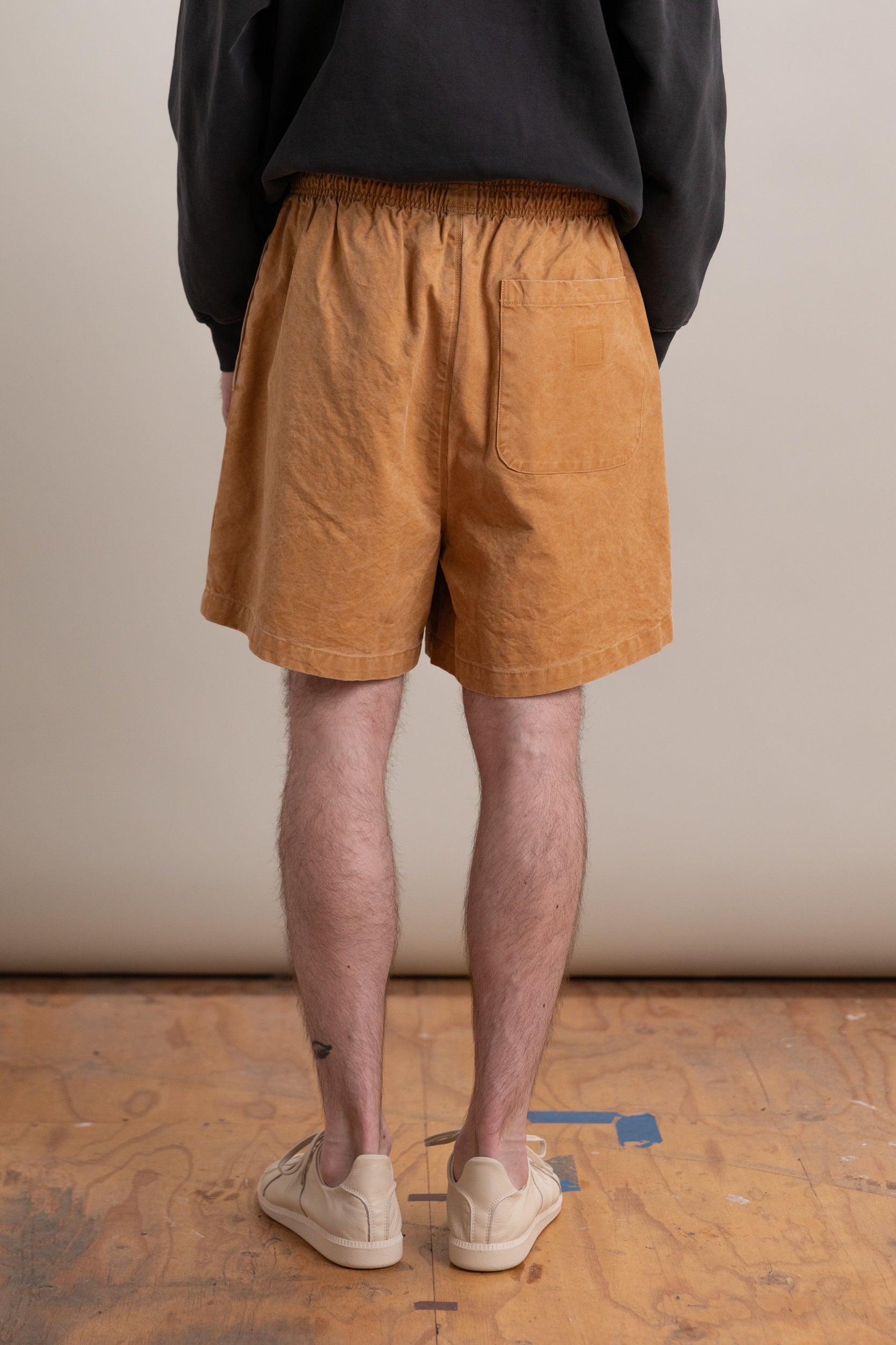 KNEE SHORTS IN SAND VINTAGE WASH