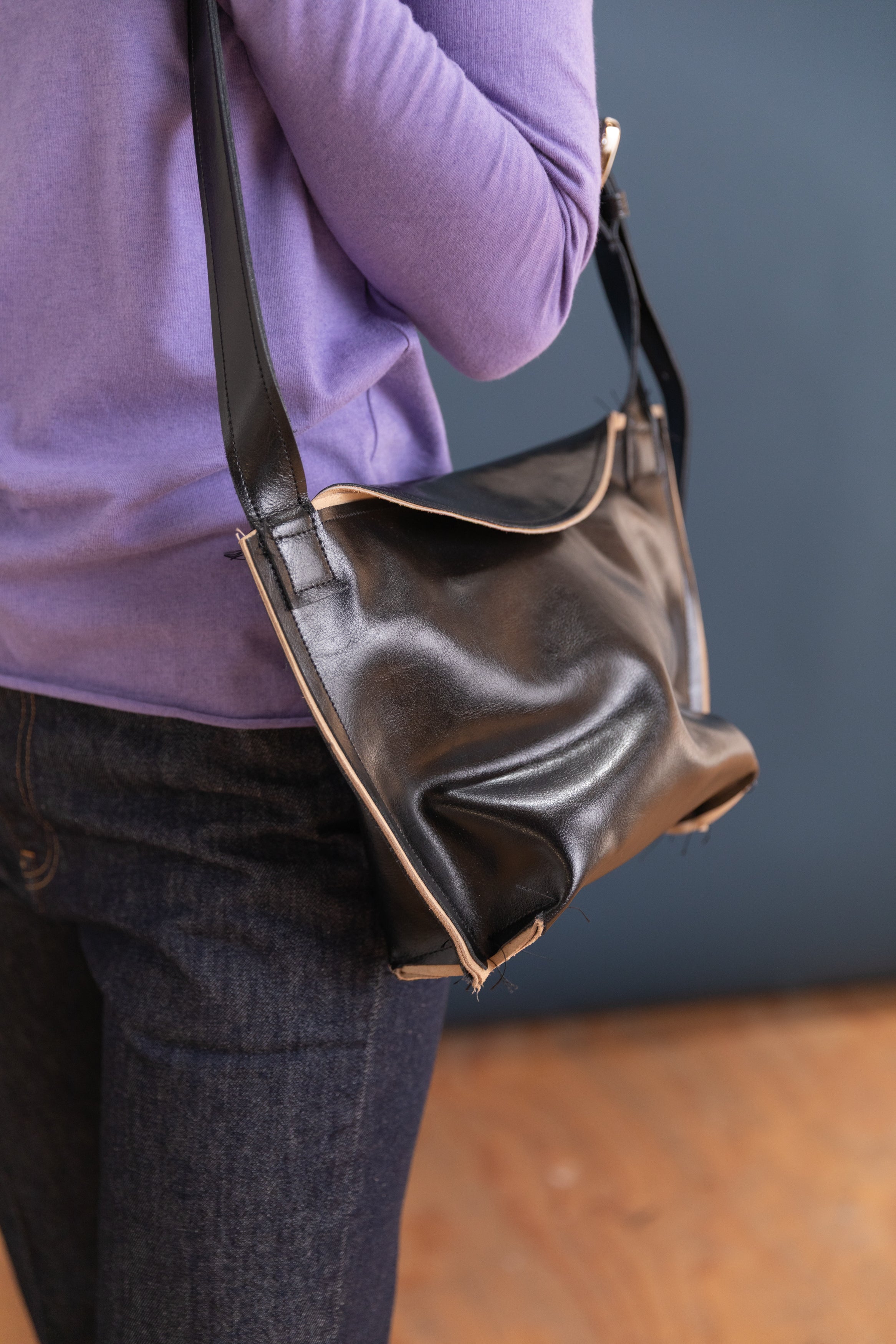 SMALL PUFF BAG IN BLACK LEATHER
