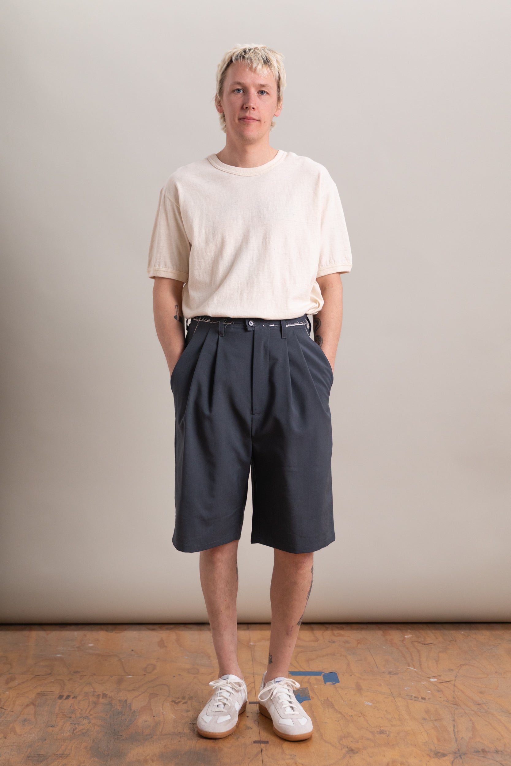 SLIM SUIT SHORTS IN PETROL