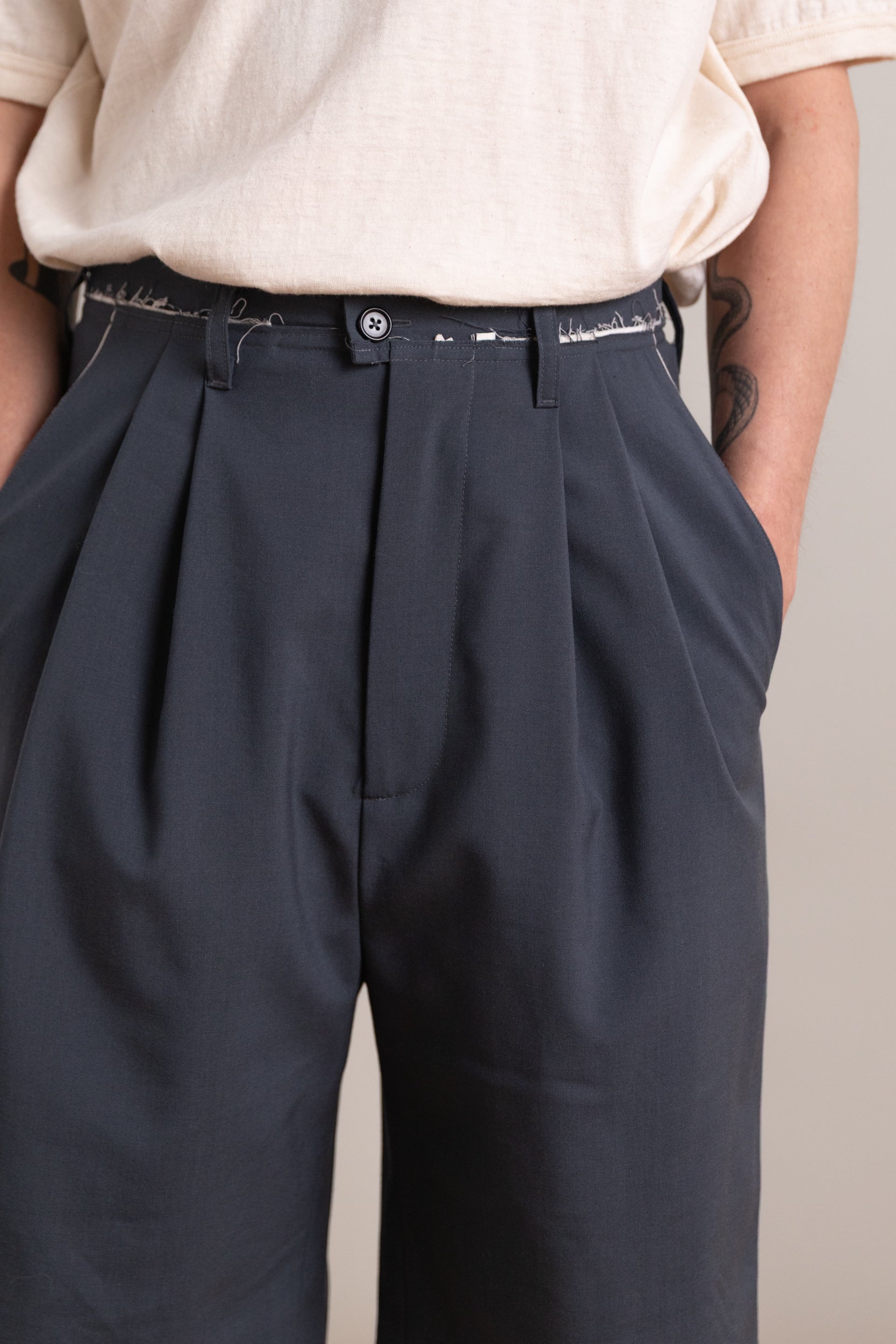 SLIM SUIT SHORTS IN PETROL