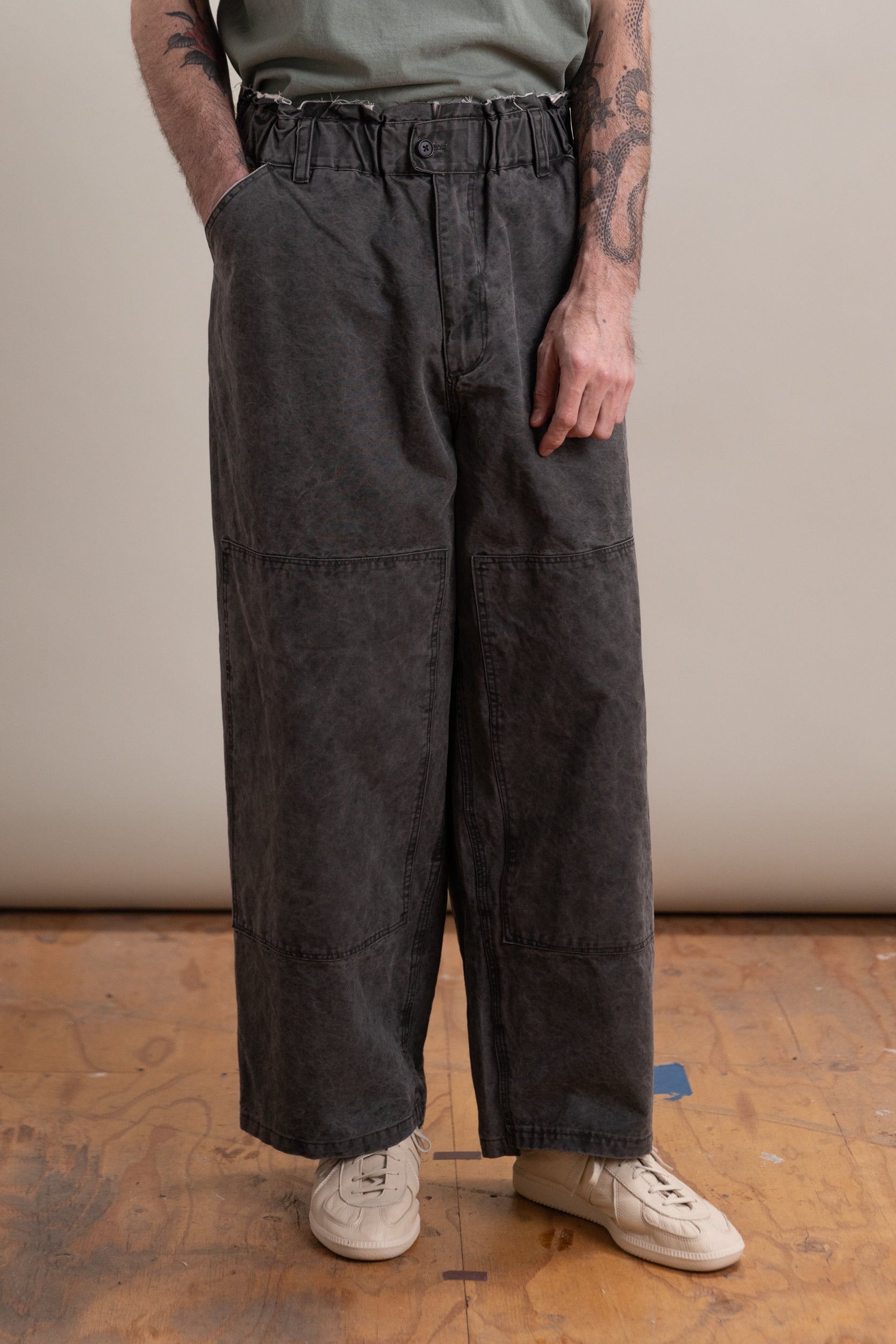 TOPLESS OVERALLS IN BLACK VINTAGE WASH