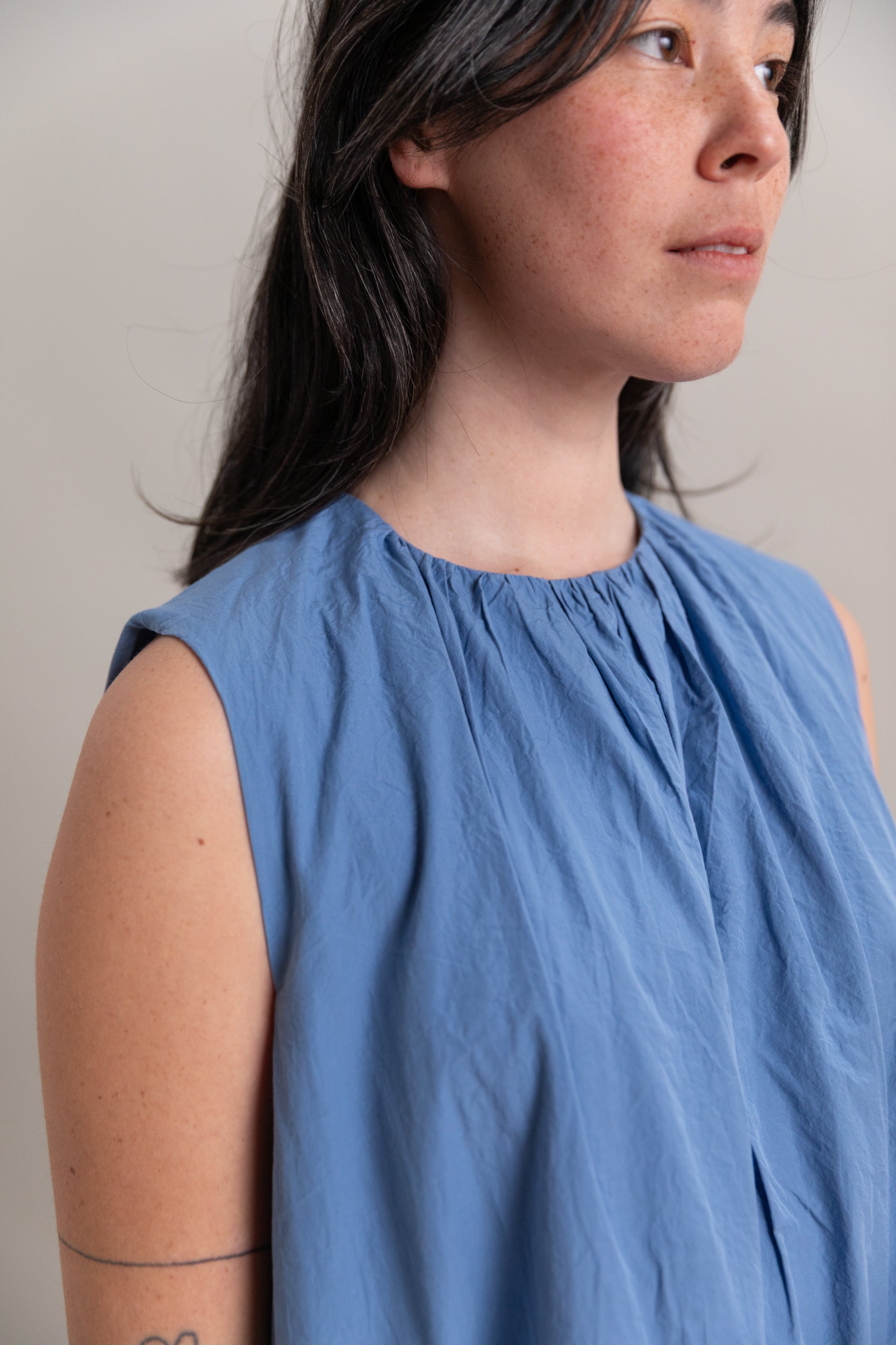 POMME RUCHE DRESS IN BLUE CHALK POPLIN