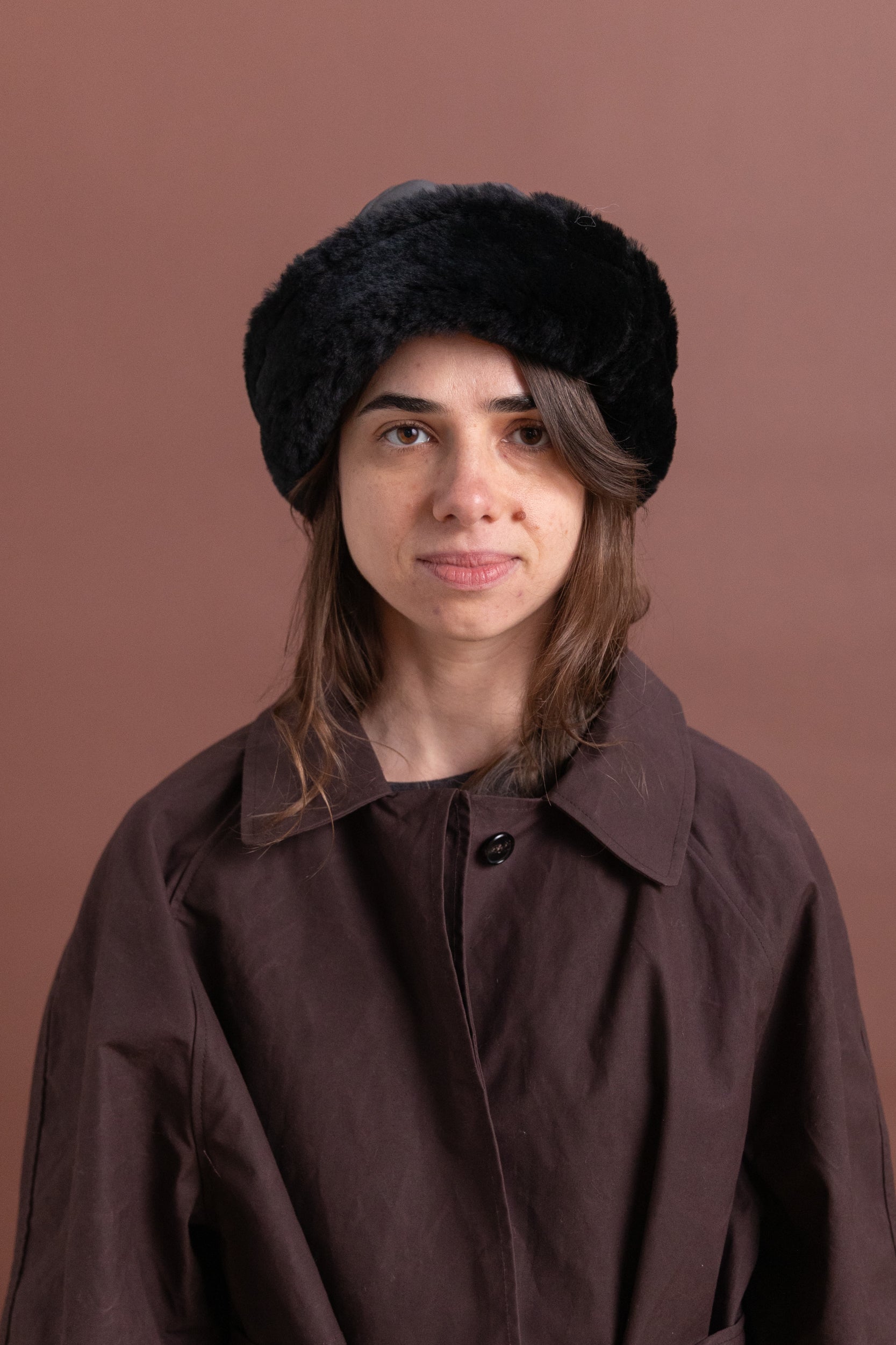 LEATHER BACK STRAIGHT HAIR SHEEPSKIN CAP IN BLACK