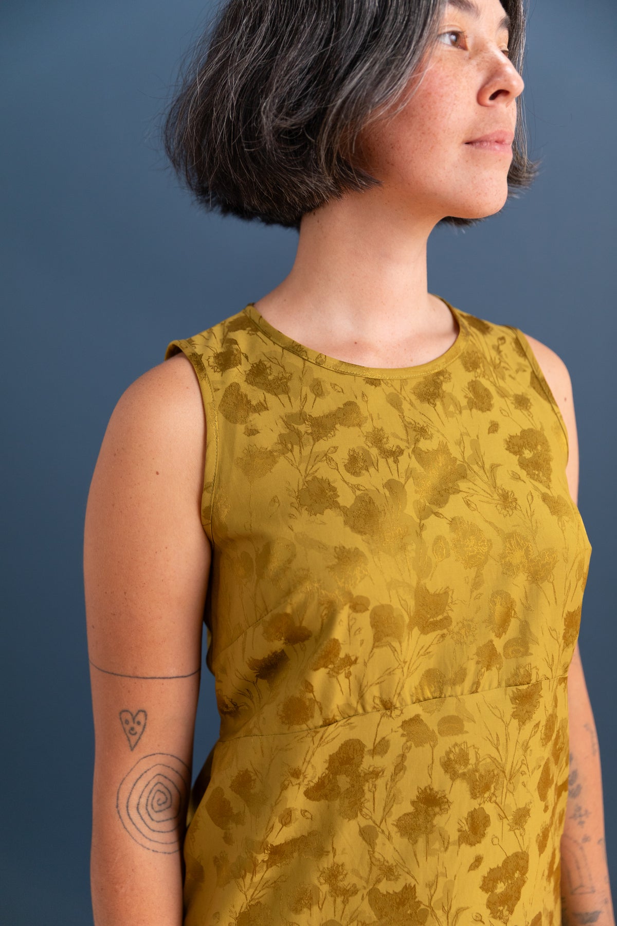ERIKA DRESS IN GOLDEN OCHRE FLORAL JACQUARD