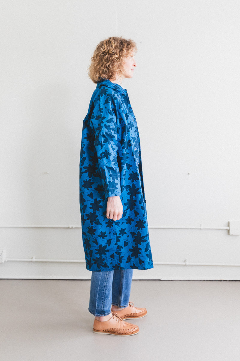 FARO MAC IN BLUE FLOWERS BRITISH DRY OILSKIN