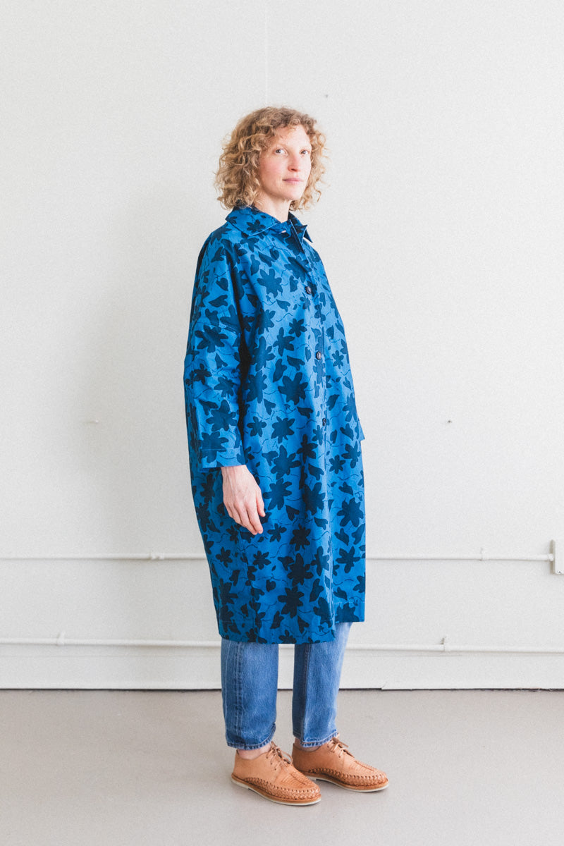 FARO MAC IN BLUE FLOWERS BRITISH DRY OILSKIN
