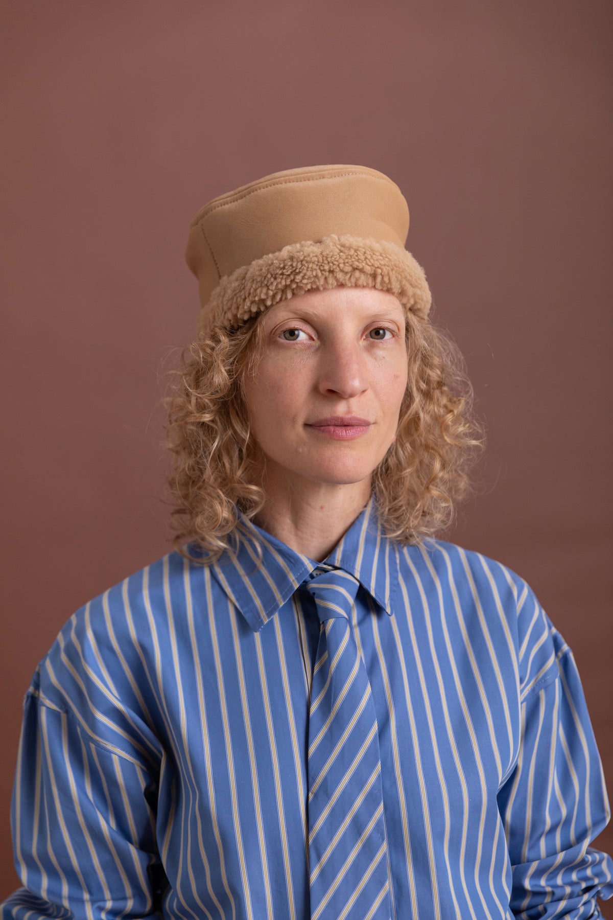 PILL BOX HAT IN TAN LEATHER BACK CURLY SHEEPSKIN display picture 1