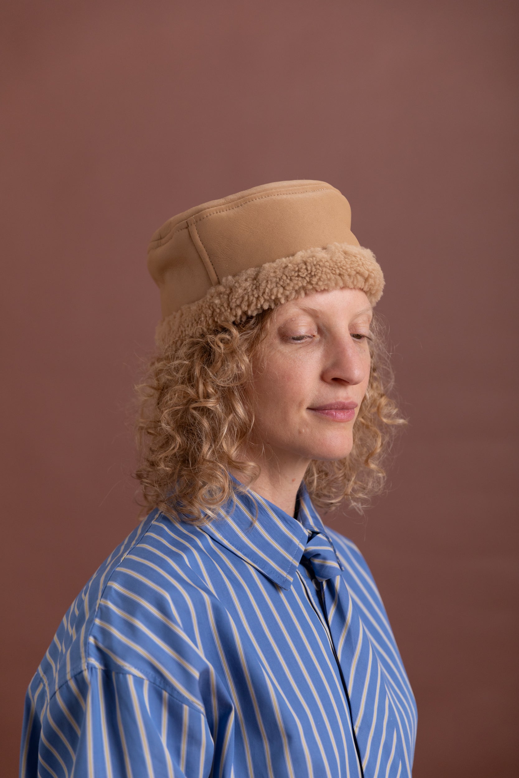 PILL BOX HAT IN TAN LEATHER BACK CURLY SHEEPSKIN
