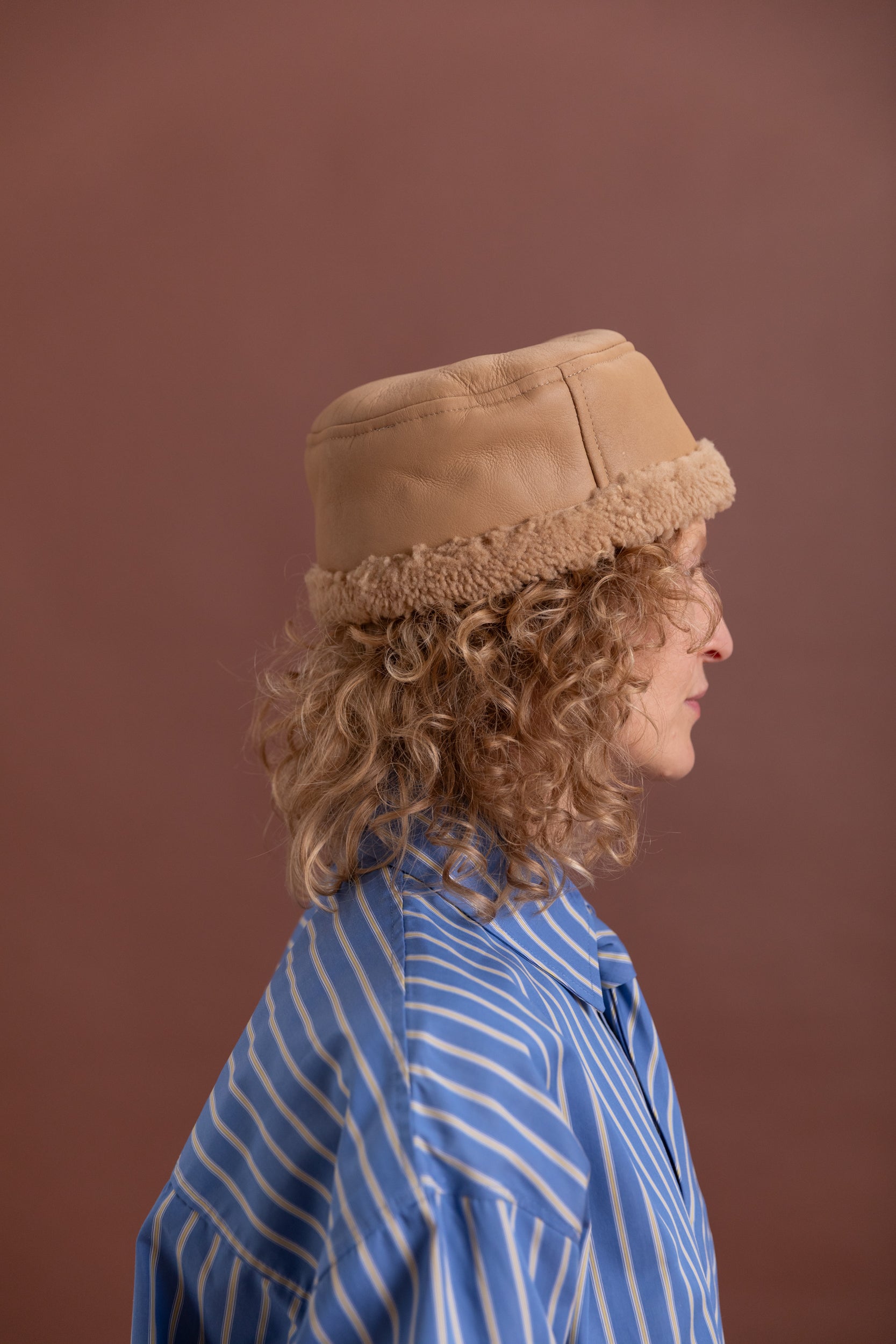 PILL BOX HAT IN TAN LEATHER BACK CURLY SHEEPSKIN
