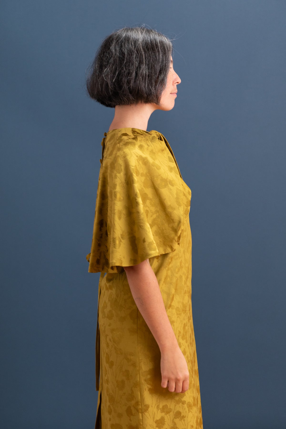 TWISTED CAPE IN GOLDEN OCHRE FLORAL JACQUARD