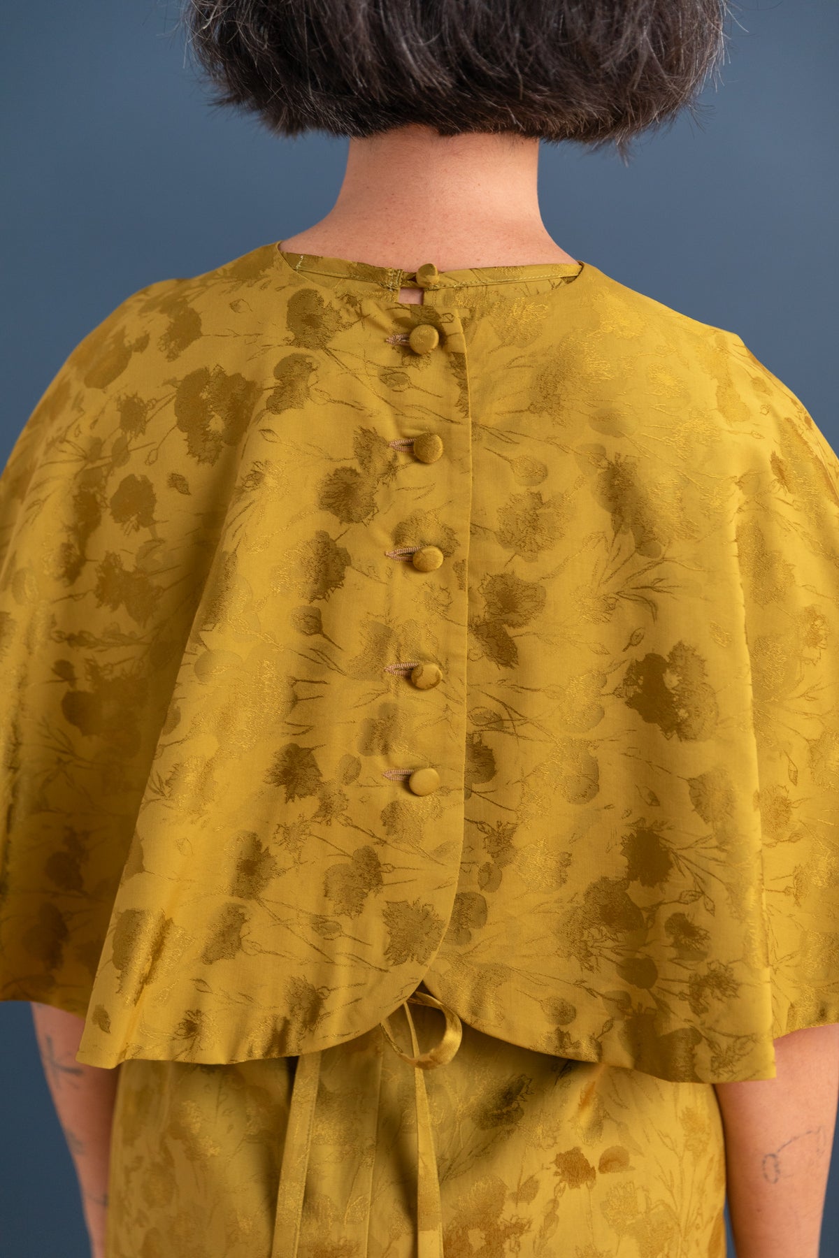 TWISTED CAPE IN GOLDEN OCHRE FLORAL JACQUARD
