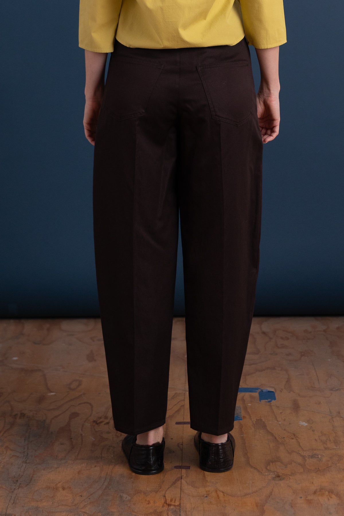 CARROT PANTS IN BROWN