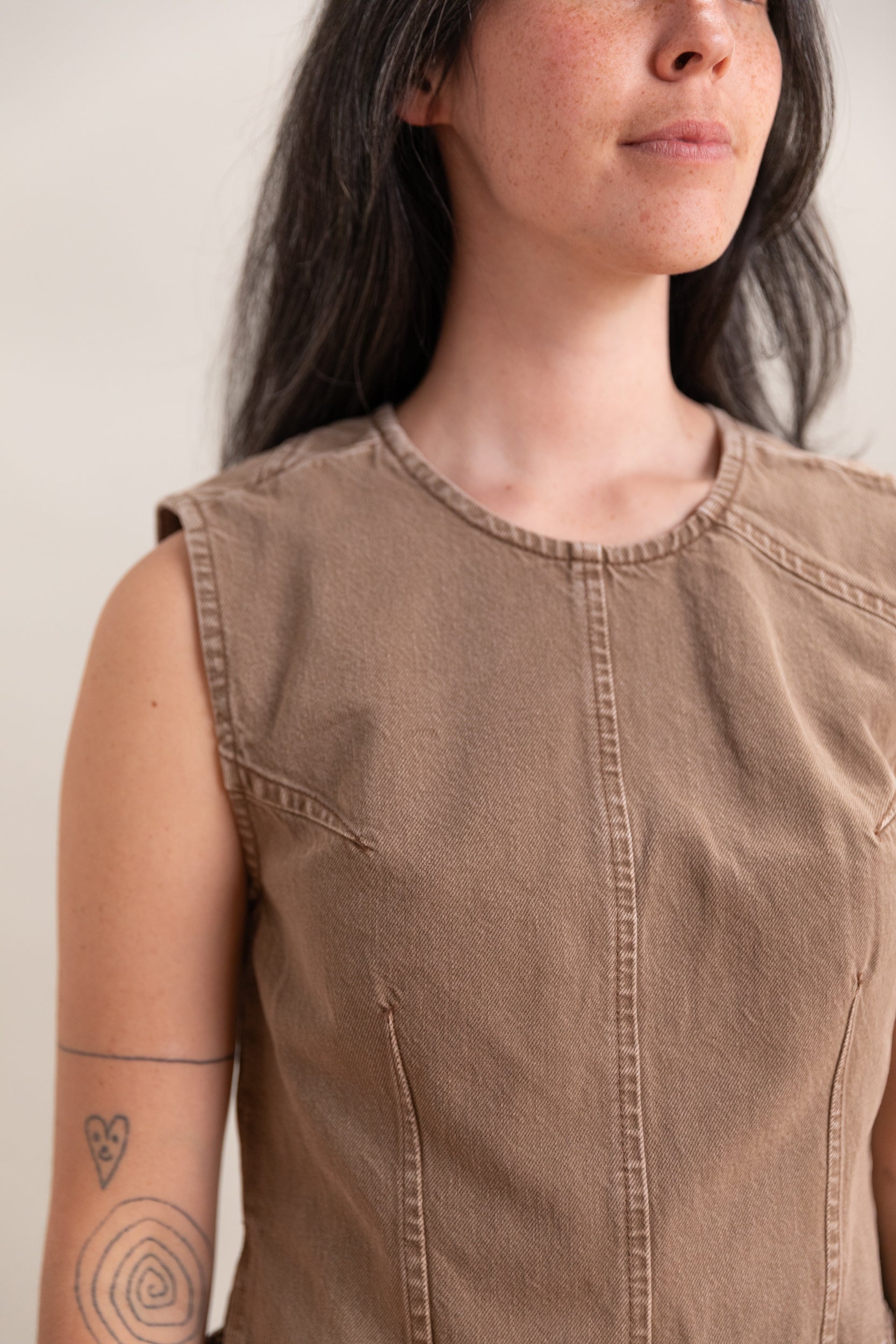 ANGLE TANK IN OAK BROWN