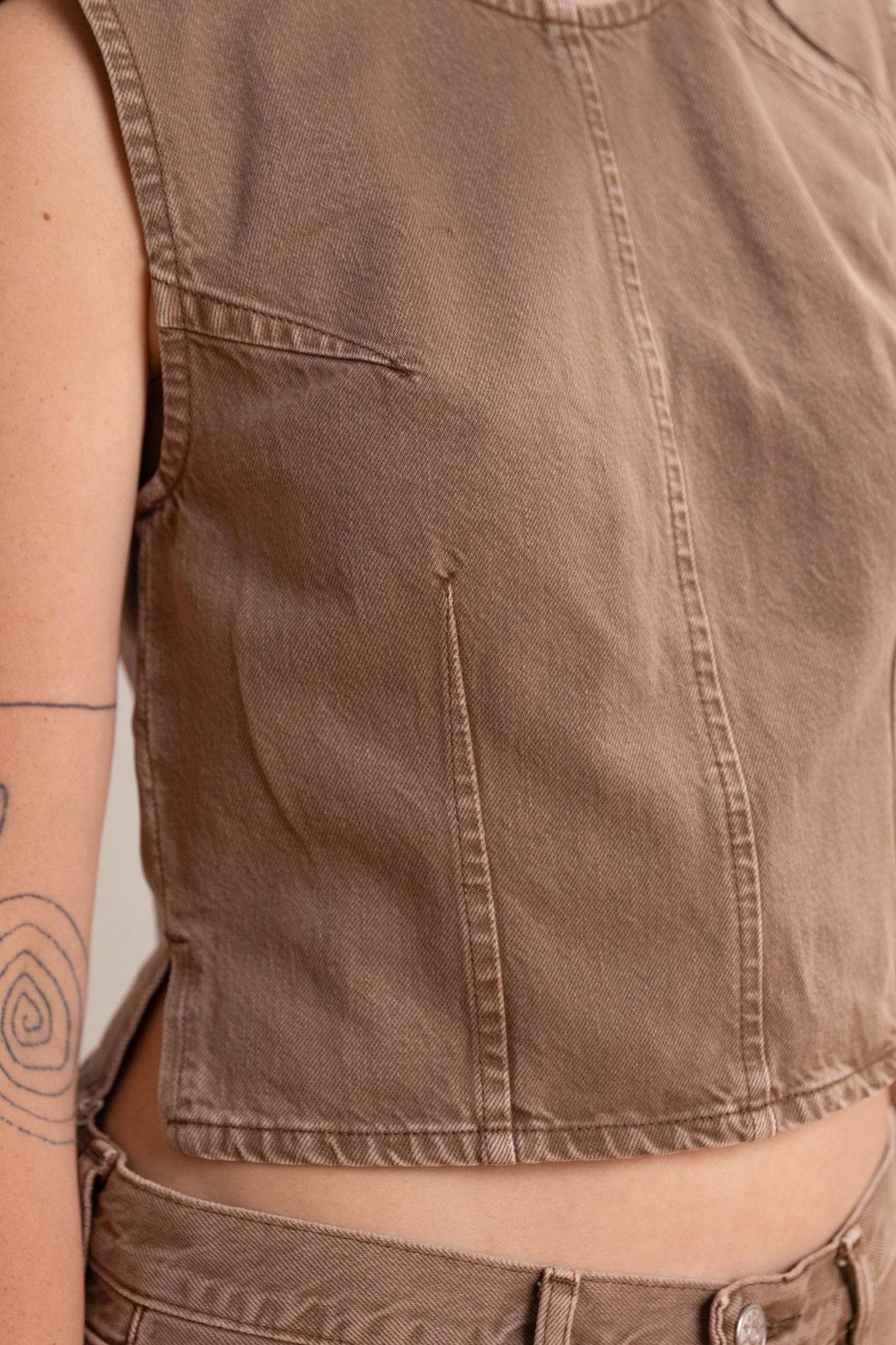 ANGLE TANK IN OAK BROWN