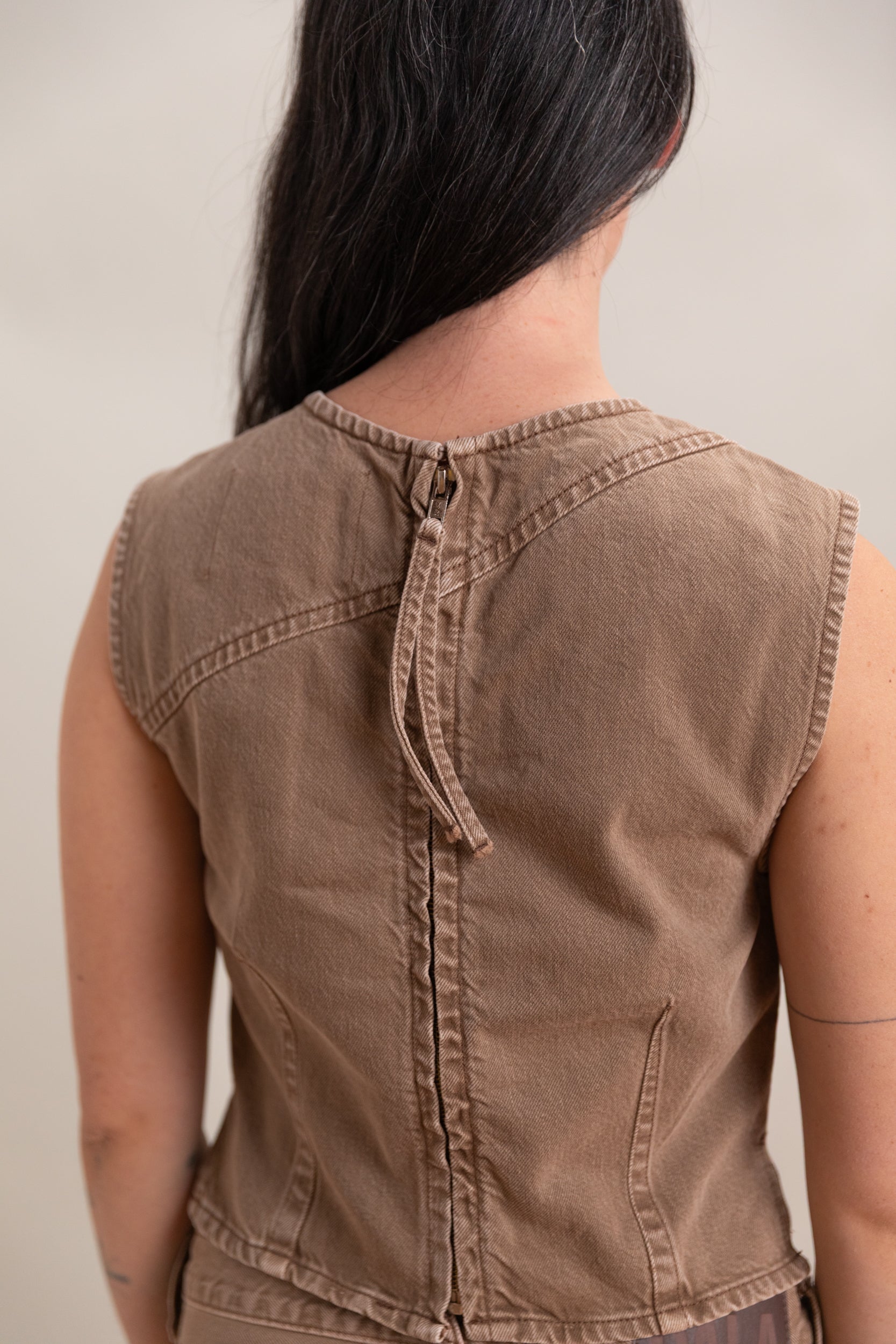 ANGLE TANK IN OAK BROWN