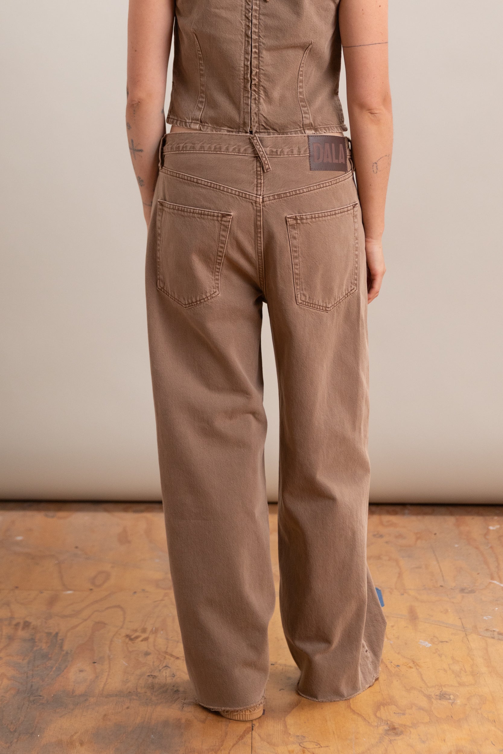 ISLE ANKLE JEAN IN OAK BROWN