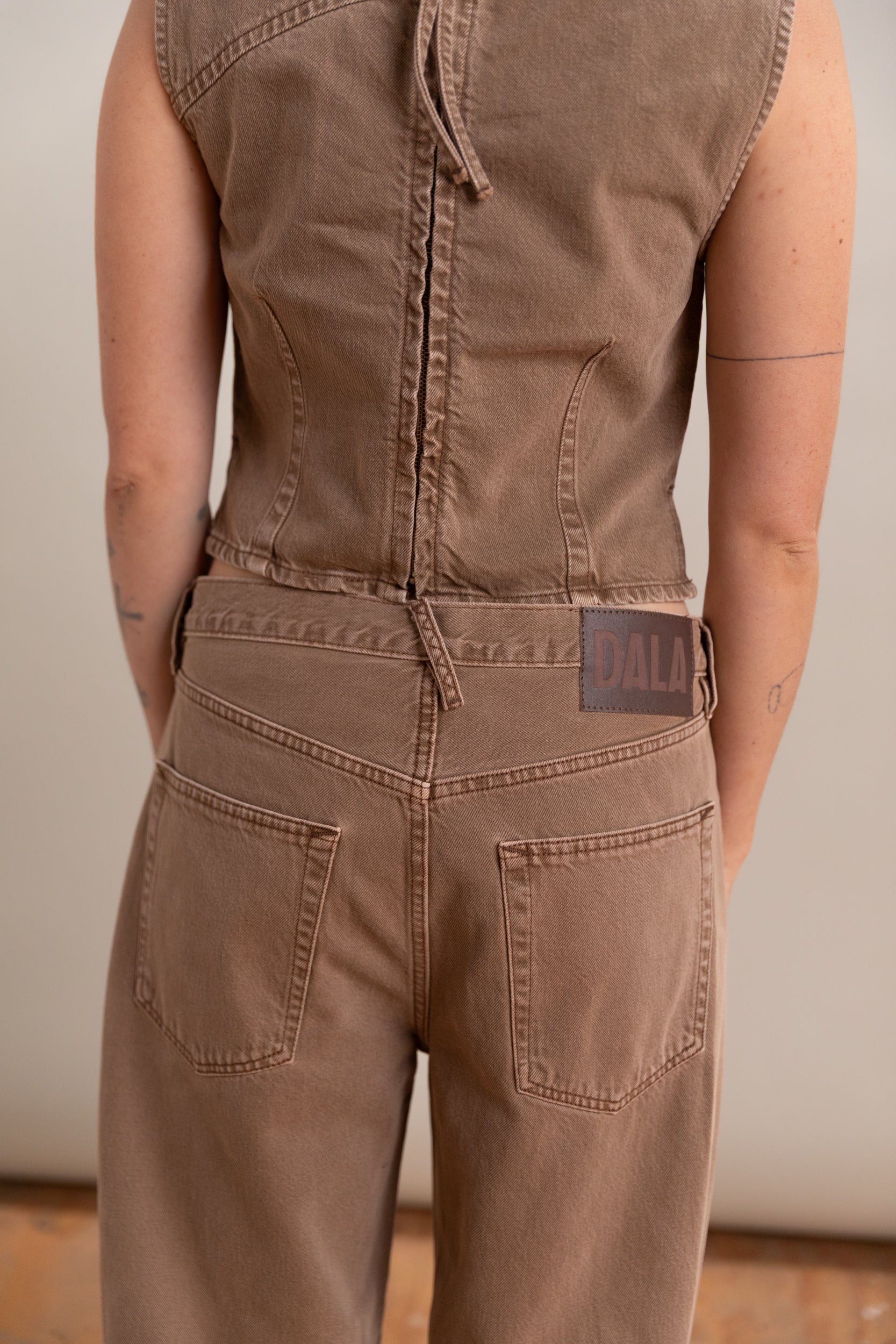 ISLE ANKLE JEAN IN OAK BROWN