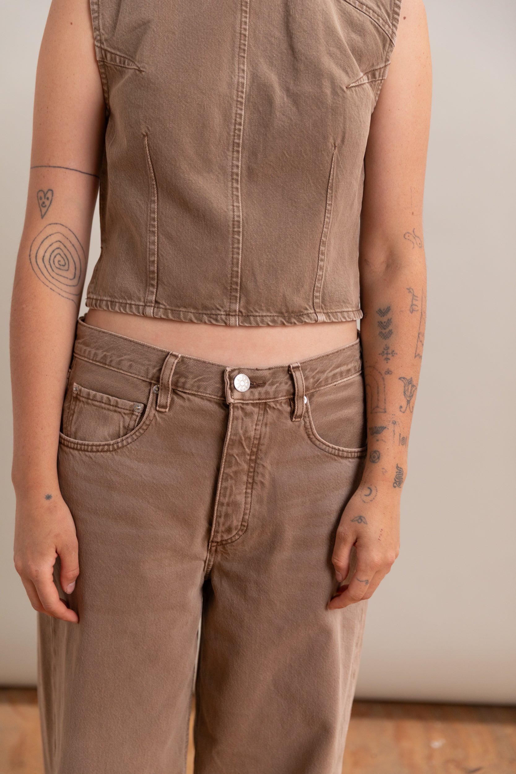 ISLE ANKLE JEAN IN OAK BROWN