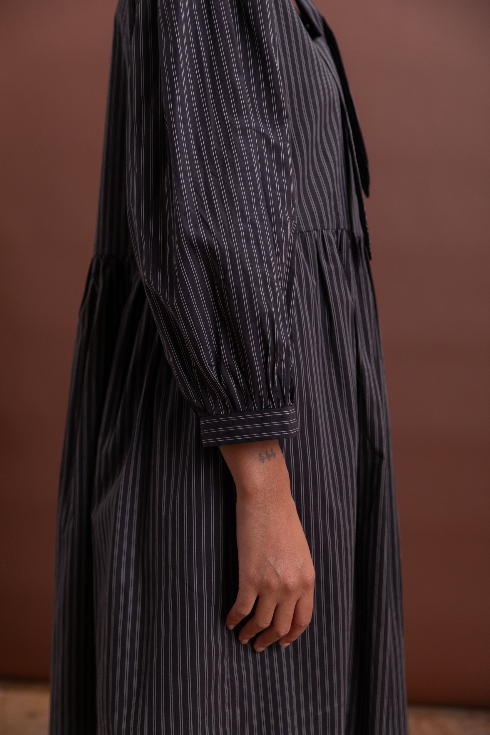 THERISE DRESS IN BLACK STRIPE