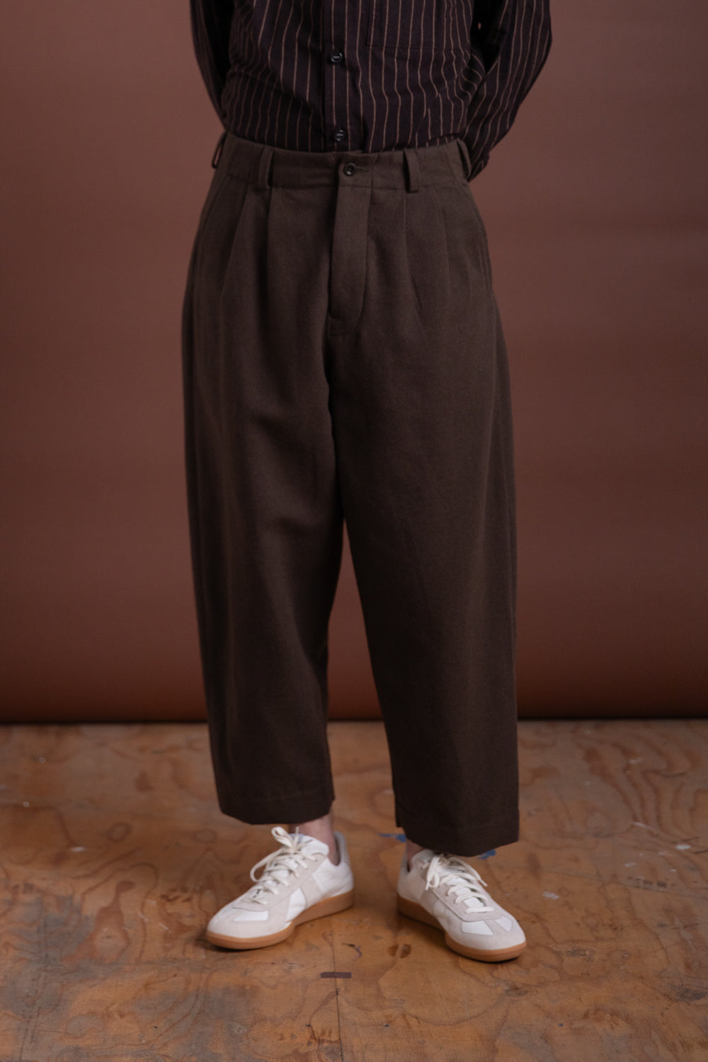 TWO PLEAT PANTS IN DARK OLIVE BRUSHED BROKEN TWILL