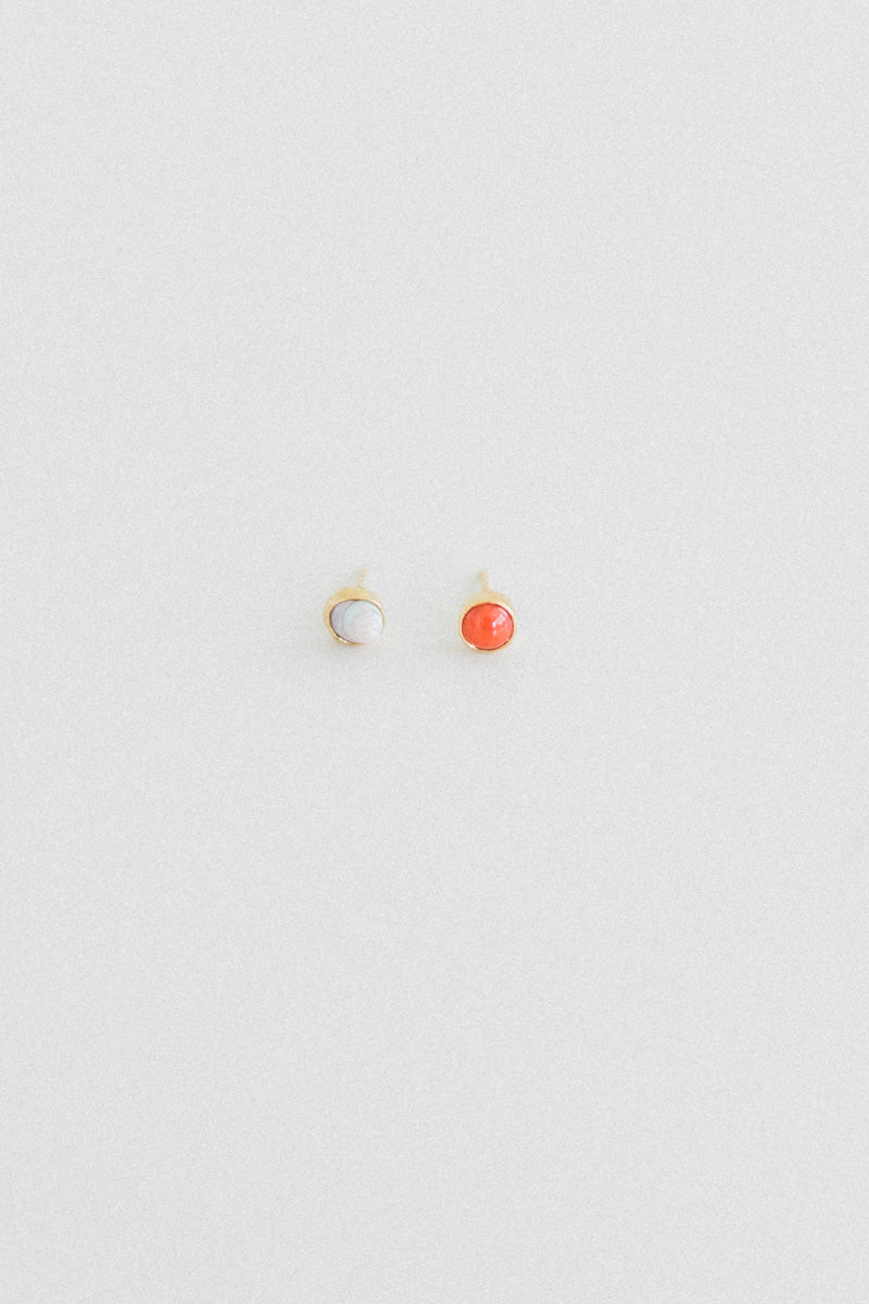MISMATCHED STUD EARRINGS IN CORAL AND SHELL