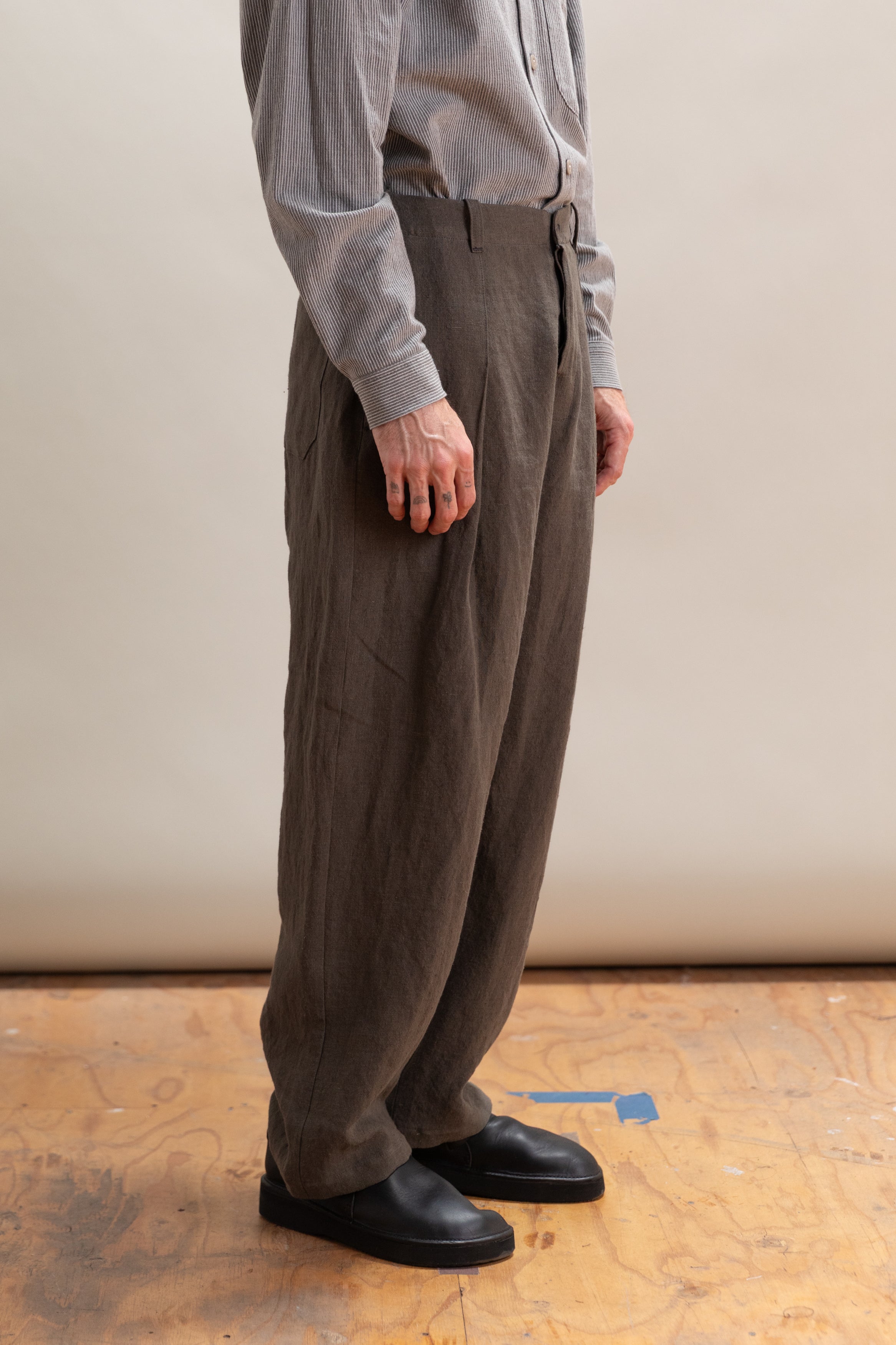 PLEAT TROUSER IN RAMIE COTTON