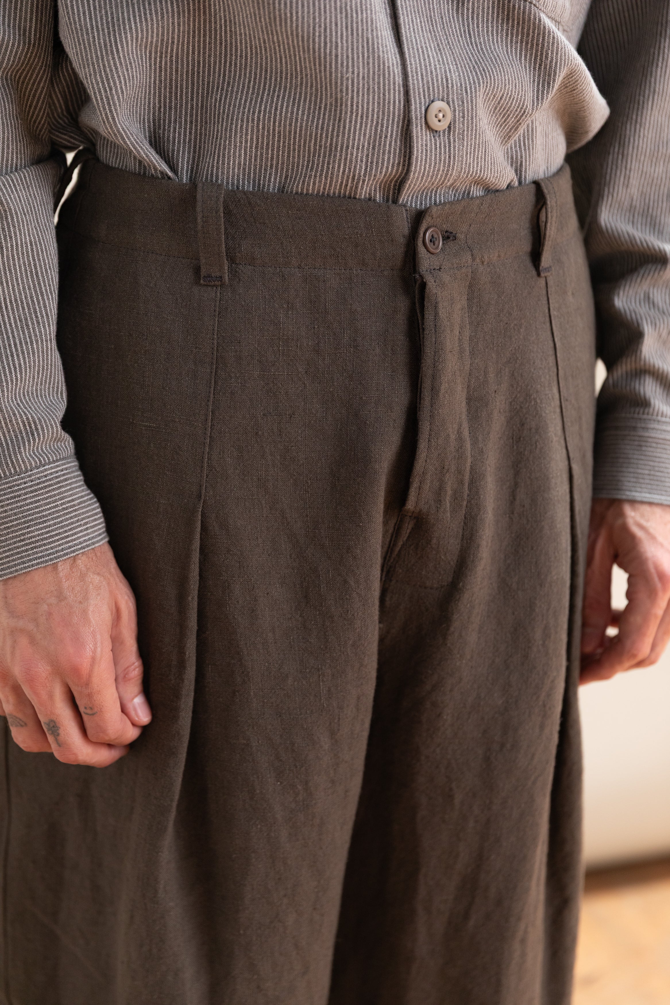 PLEAT TROUSER IN RAMIE COTTON