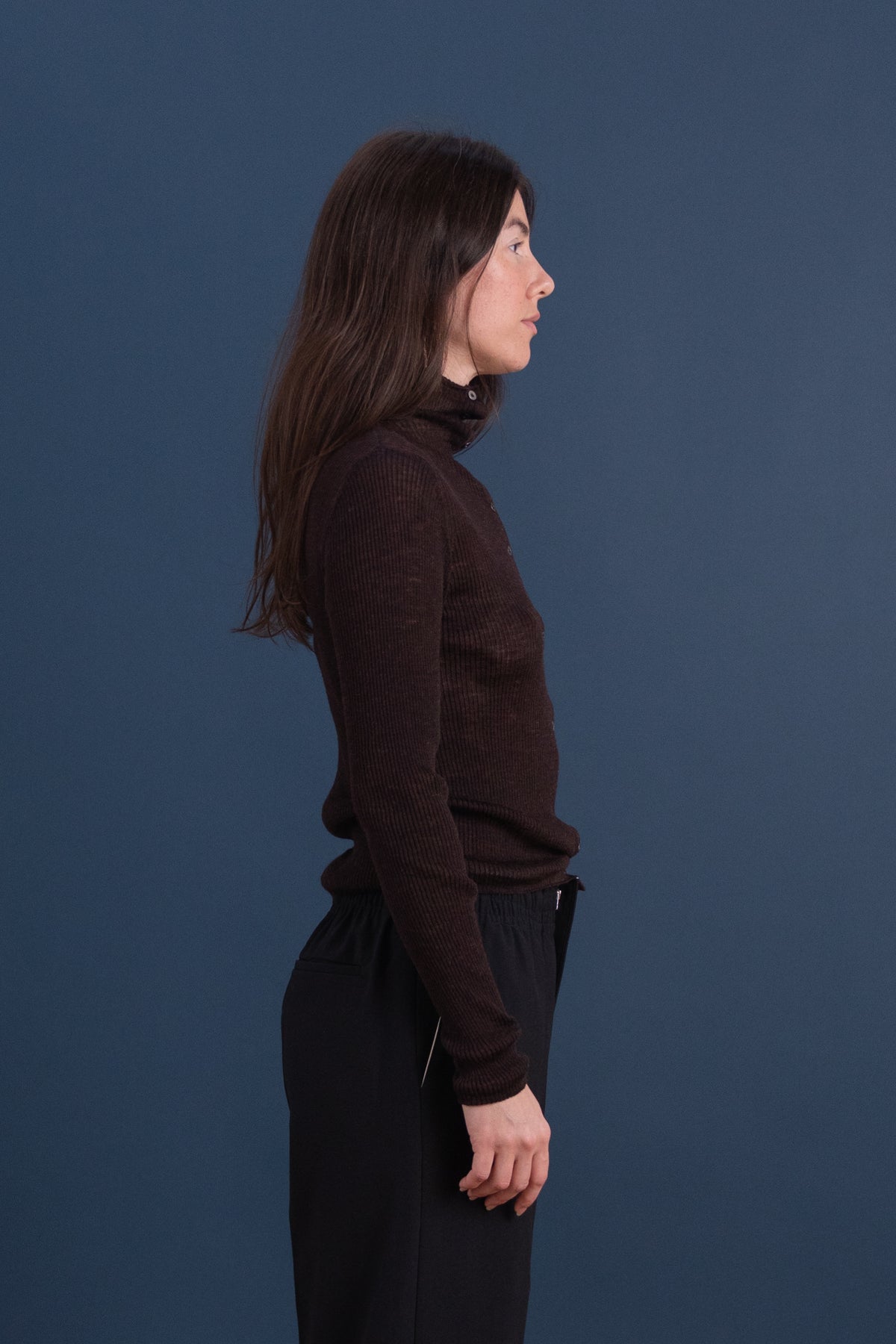 HIGH NECK RIB KNIT CARDIGAN IN DARK BROWN