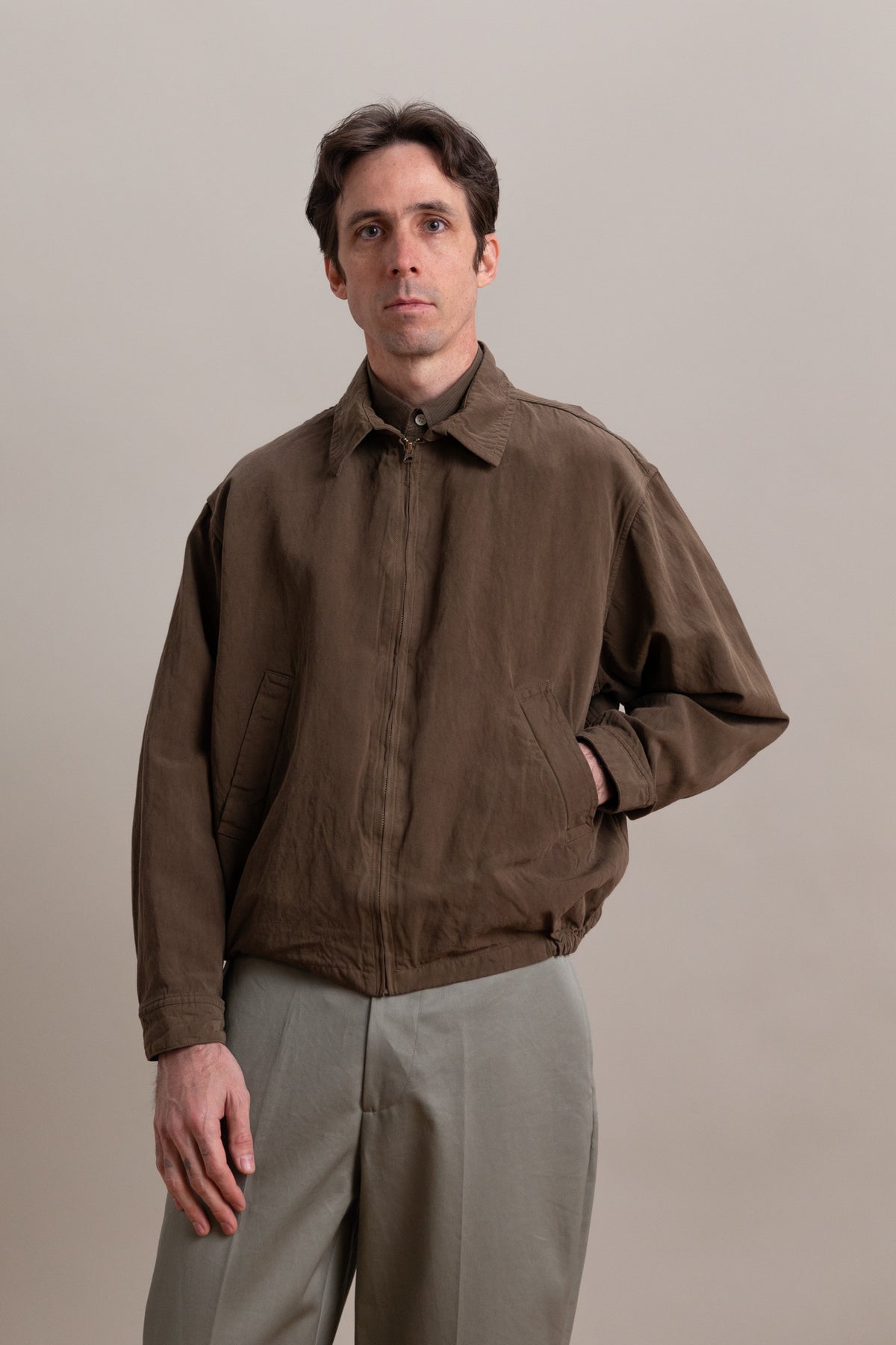 GABA ZIP BLOUSON IN CUB BROWN FINX LINEN BOIL GABARDINE