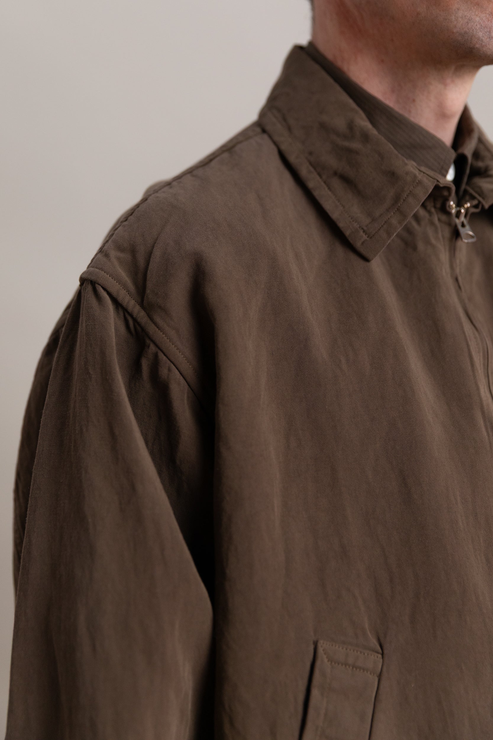 GABA ZIP BLOUSON IN CUB BROWN FINX LINEN BOIL GABARDINE