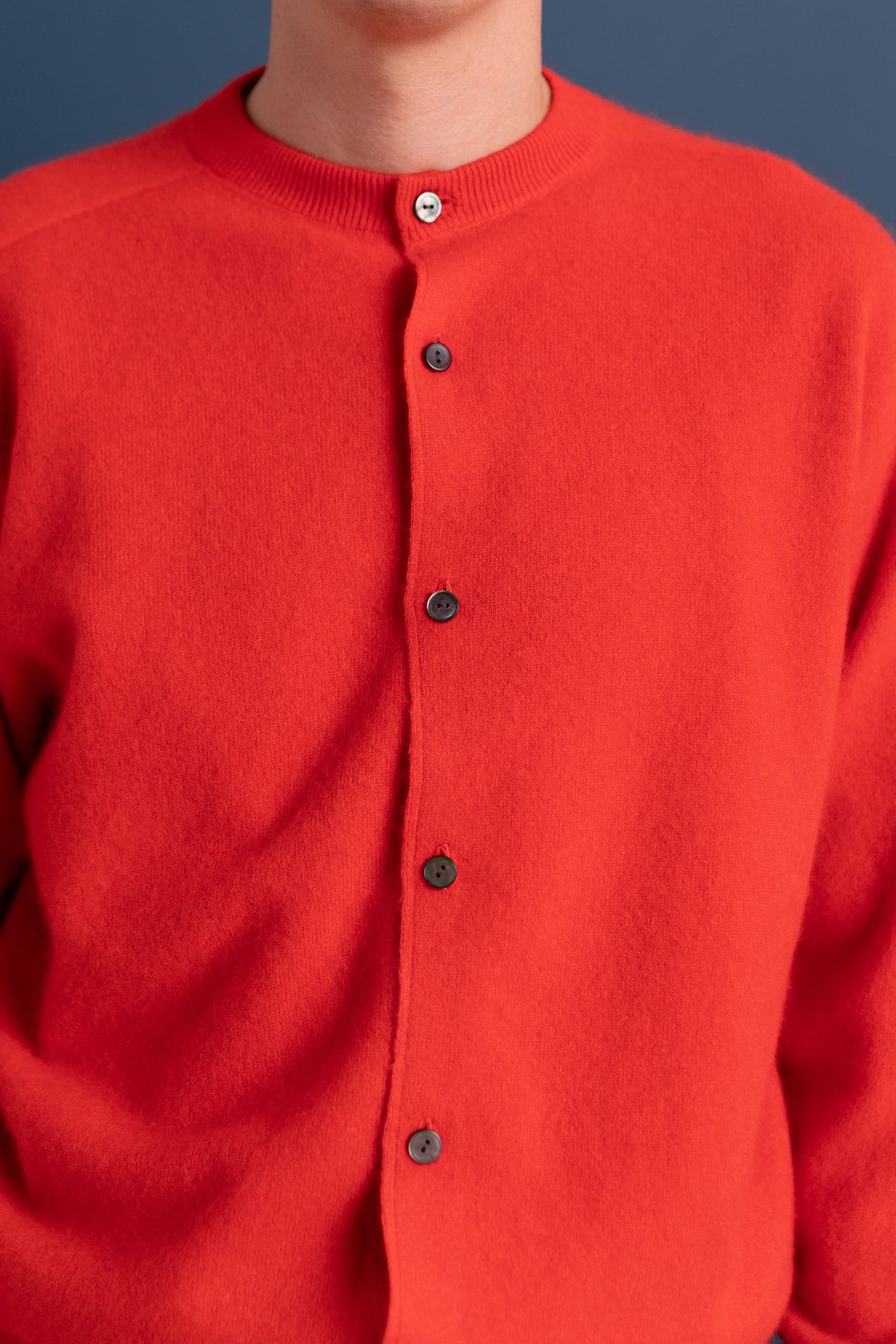 BRUSHED CASHMERE KNIT CARDIGAN IN SCARLET