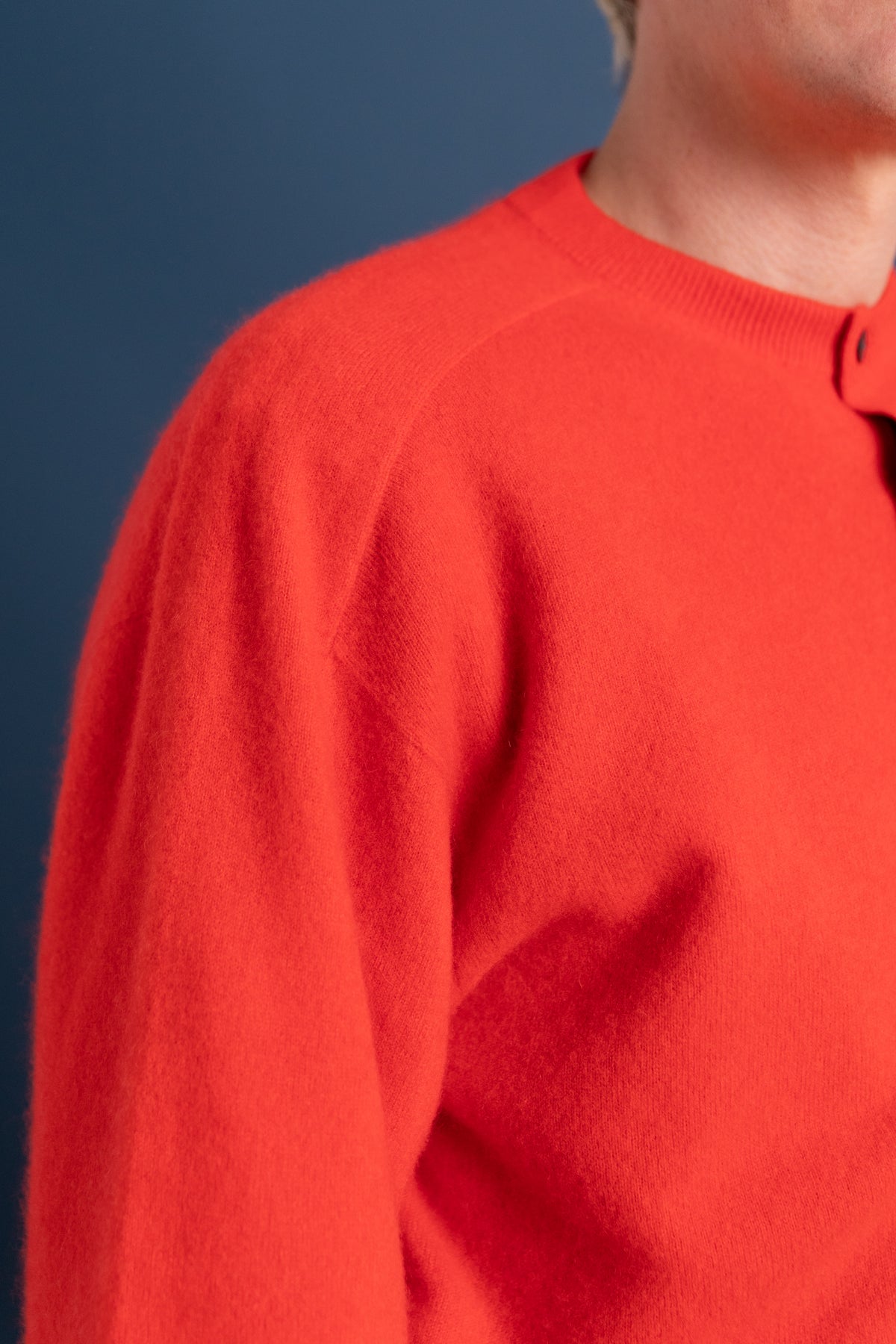 BRUSHED CASHMERE KNIT CARDIGAN IN SCARLET
