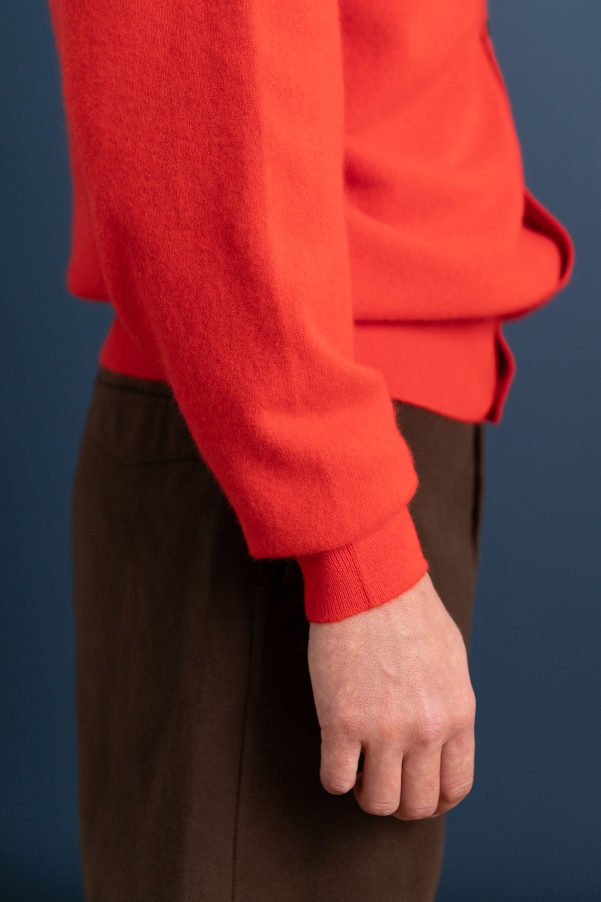 BRUSHED CASHMERE KNIT CARDIGAN IN SCARLET